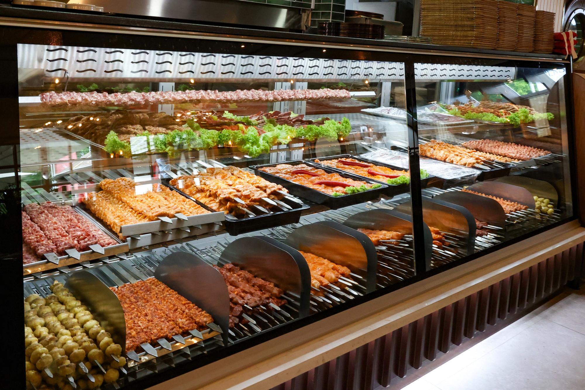 Vitrine mit Grillspießen in vielen Varianten.