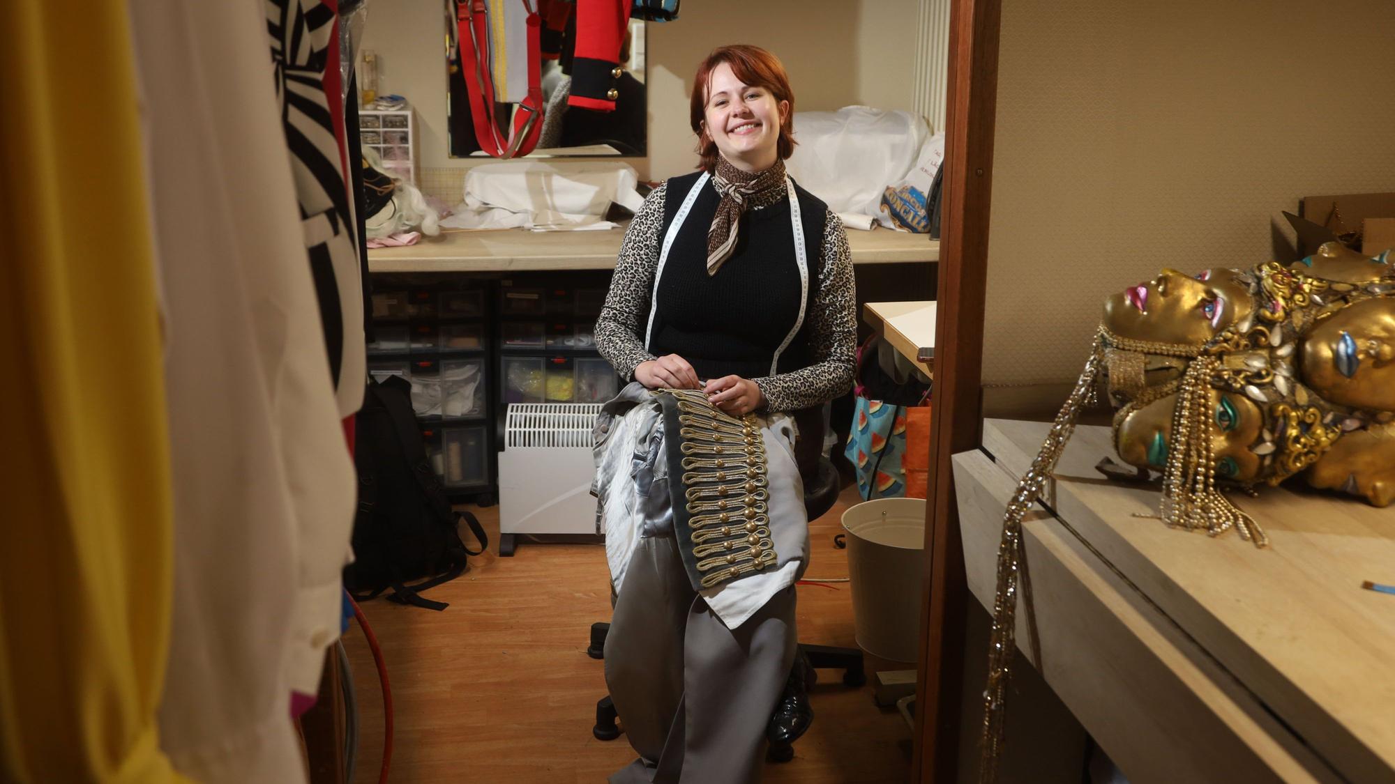 06.05.2026, Köln: Roncalli: Das sind die Menschen hinter den Kulissen, die den Laden am Laufen halten: Greta Hemsing, Schneiderin Foto: Arton Krasniq