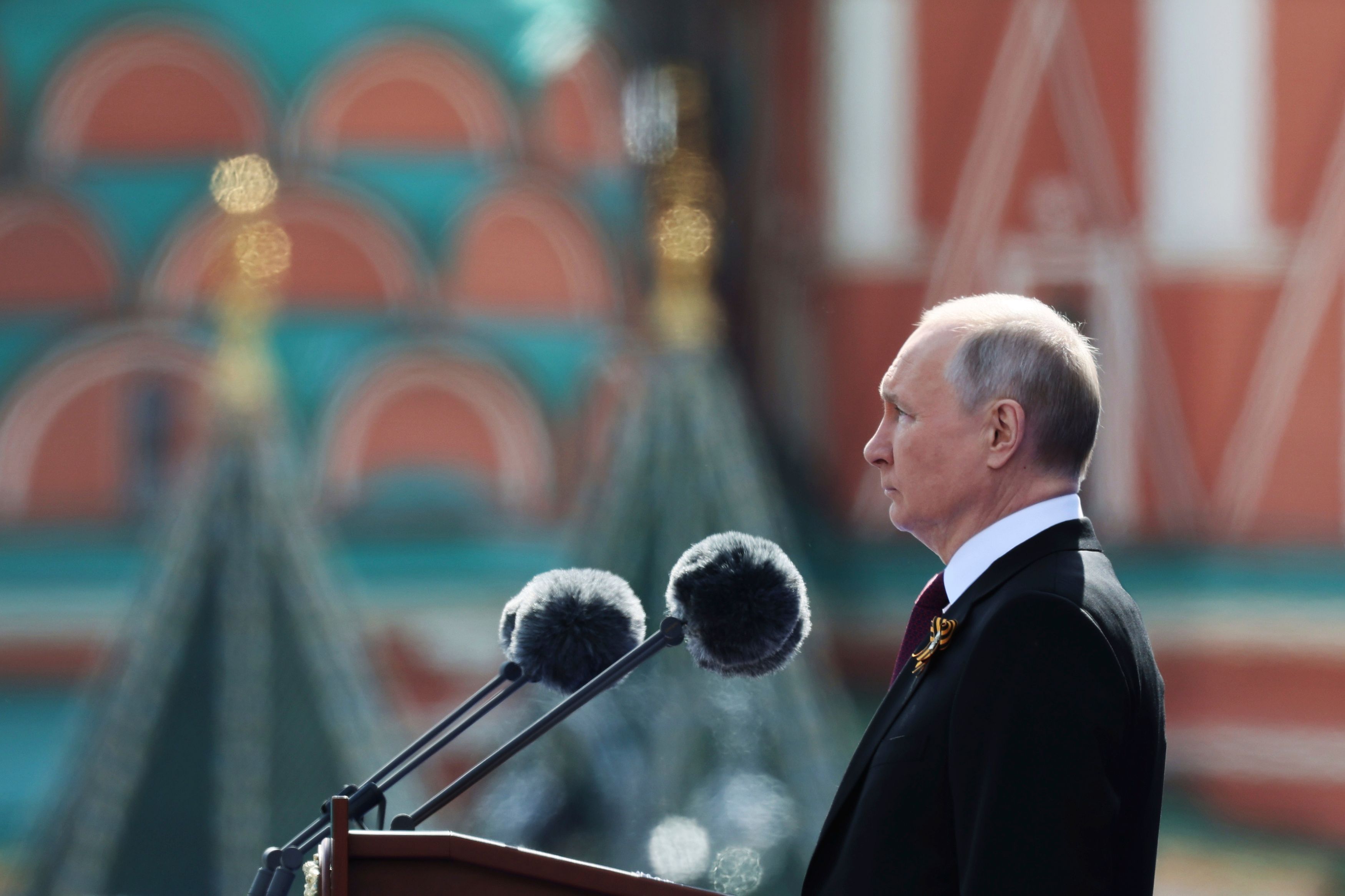 Kremlchef Wladimir Putin hält eine Rede während der Militärparade zum Tag des Sieges anlässlich des Jahrestages des Endes des Zweiten Weltkrieges auf dem Roten Platz in Moskau. (Archivbild)