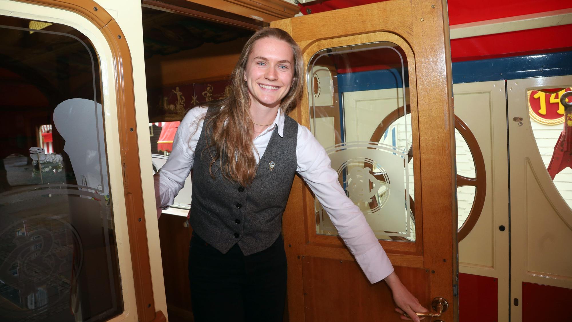 06.05.2026, Köln: Roncalli: Das sind die Menschen hinter den Kulissen, die den Laden am Laufen halten: Salome Junge, Mitarbeiterin Tourneebüro/ Empfang. Foto: Arton Krasniqi