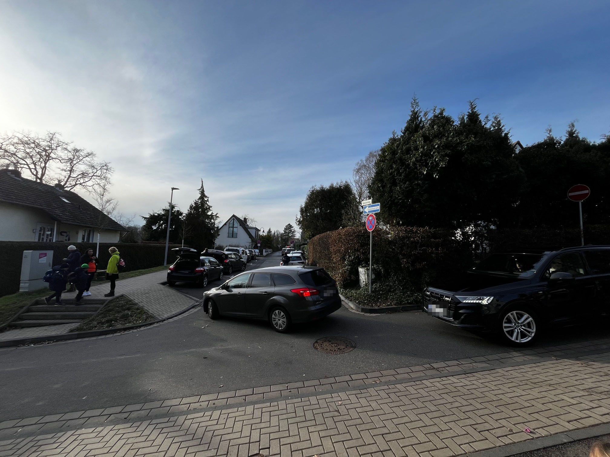 Autos, die in eine enge Straße einbiegen.
