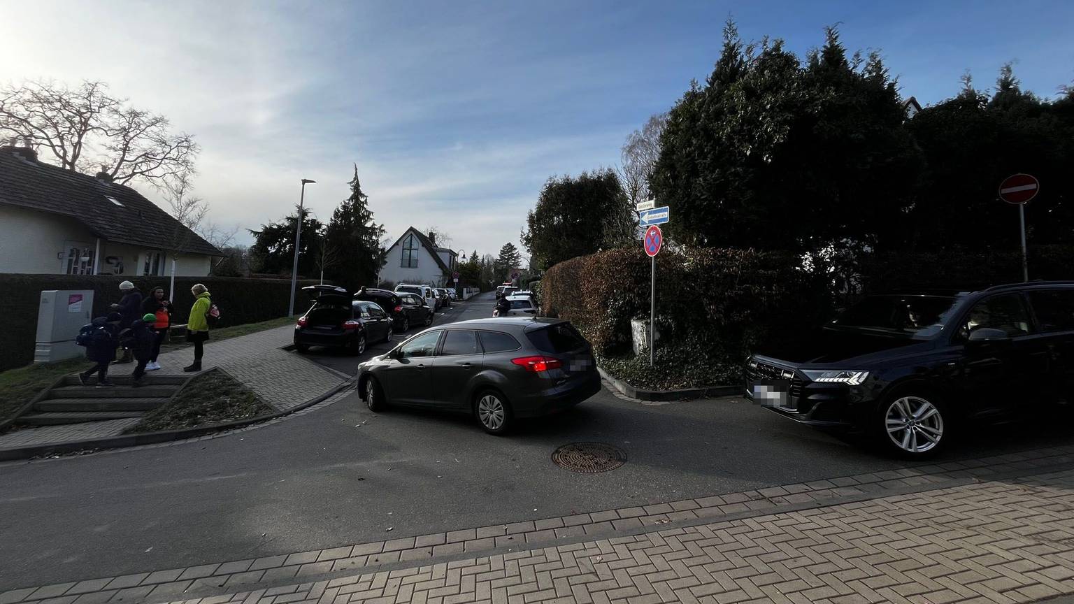 Autos, die in eine enge Straße einbiegen.