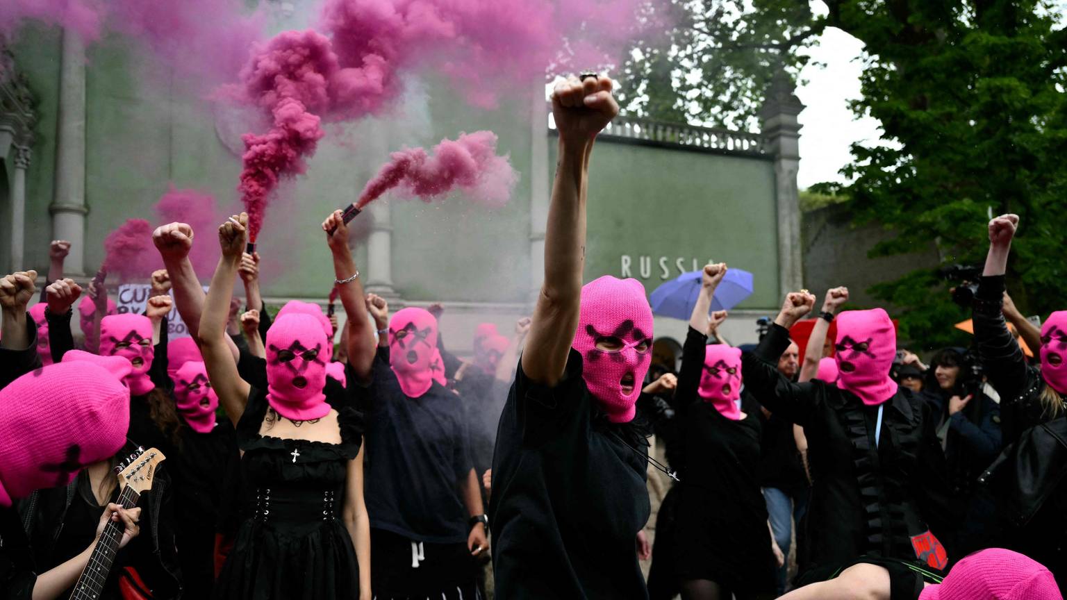 Mitglieder von Femen und Pussy Riot protestieren vor dem russischen Pavillon in Venedig.