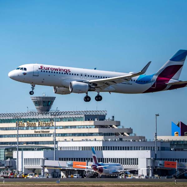 Eurowings Airbus, bei der Landung auf dem Flughafen Köln-Bonn,
