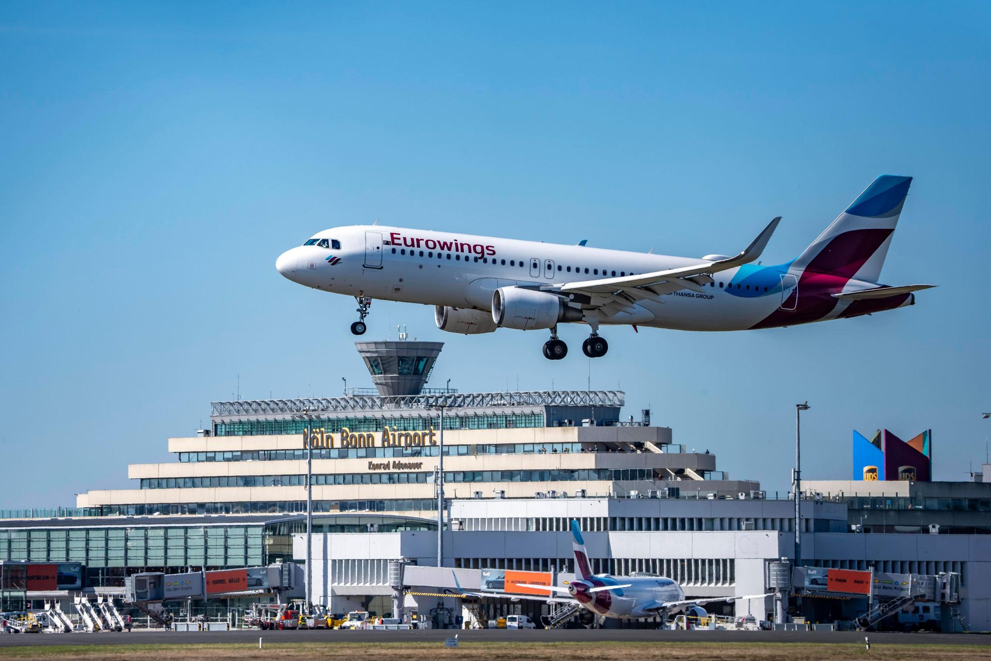 Eurowings Airbus bei der Landung auf dem Flughafen Köln-Bonn