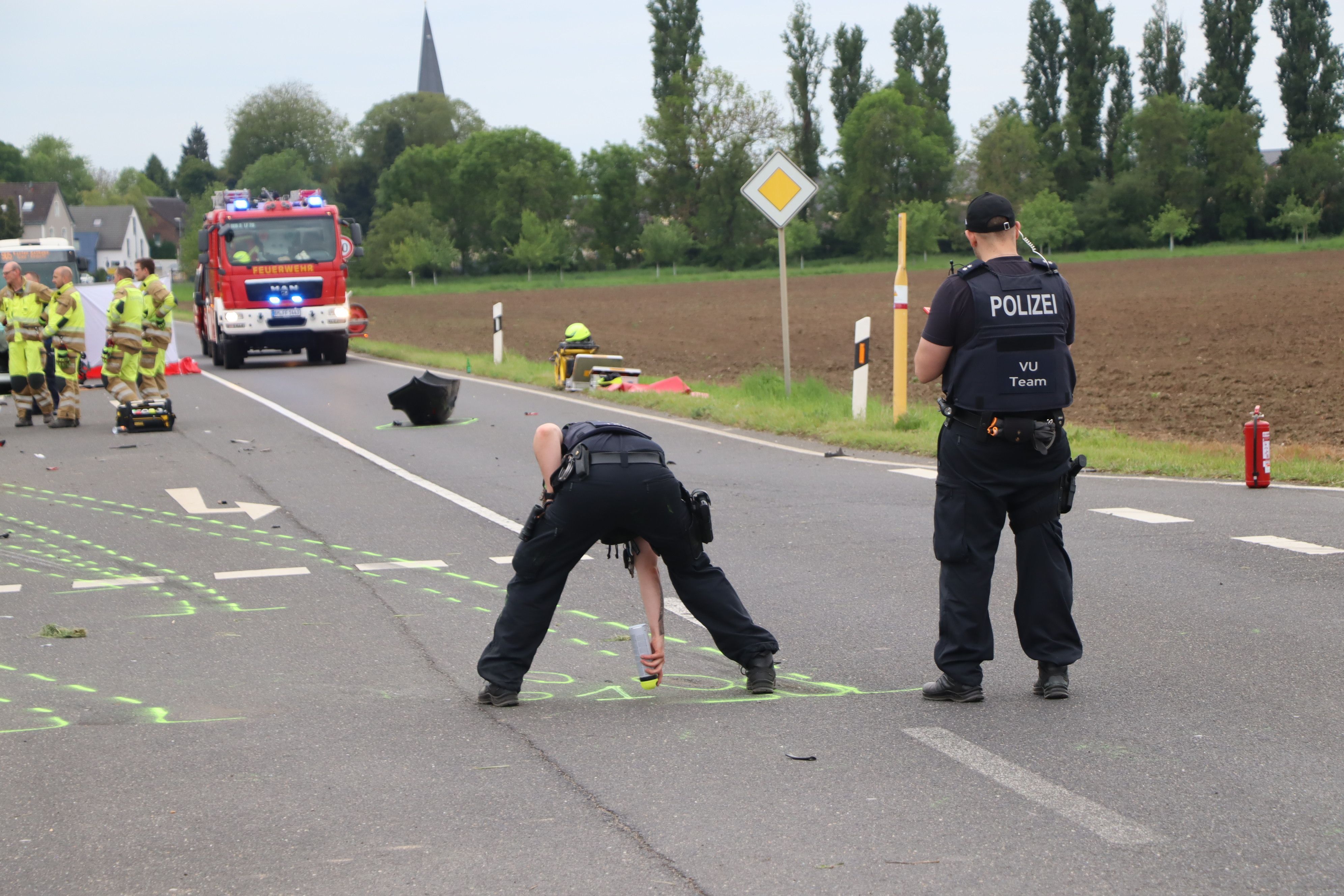 Experten der Polizei zeichneten mit Sprühkreide alle Spuren des Unfalls auf.