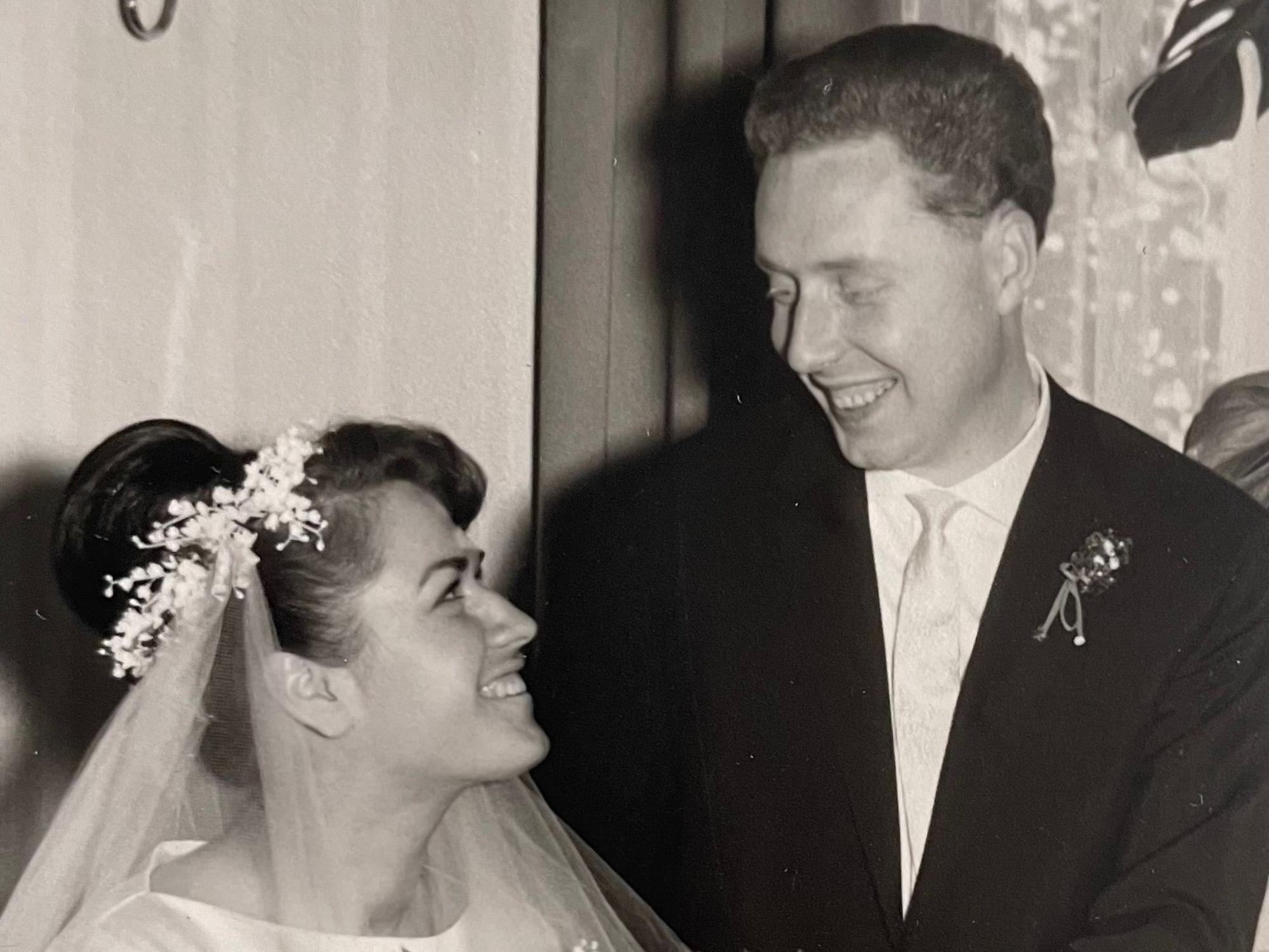 Ein Ehepaar am Tag seiner Hochzeit.