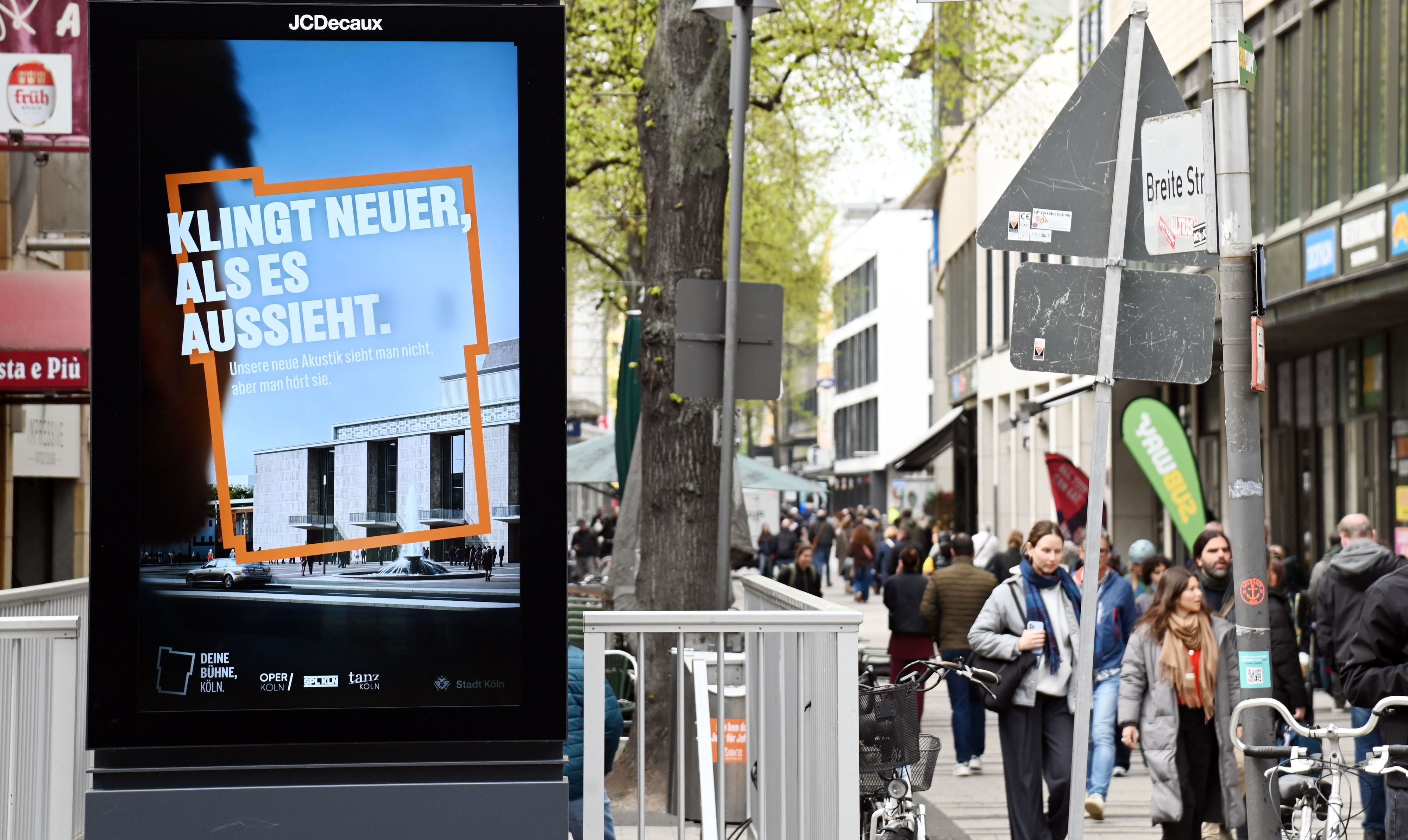 10.04.2026 Köln. Das schlechte Image der Sanierung von Oper und Schauspielhaus versucht die Stadt Köln derzeit durch eine Imagekampagne zu verbessern. Breite Straße.