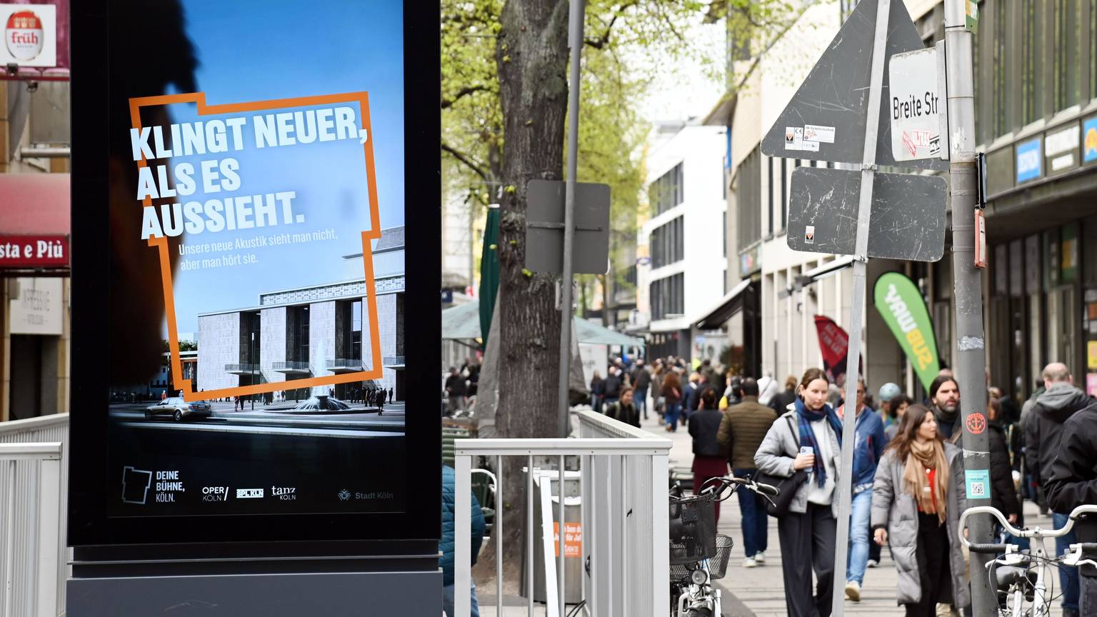 10.04.2026 Köln. Das schlechte Image der Sanierung von Oper und Schauspielhaus versucht die Stadt Köln derzeit durch eine Imagekampagne zu verbessern. Breite Straße.