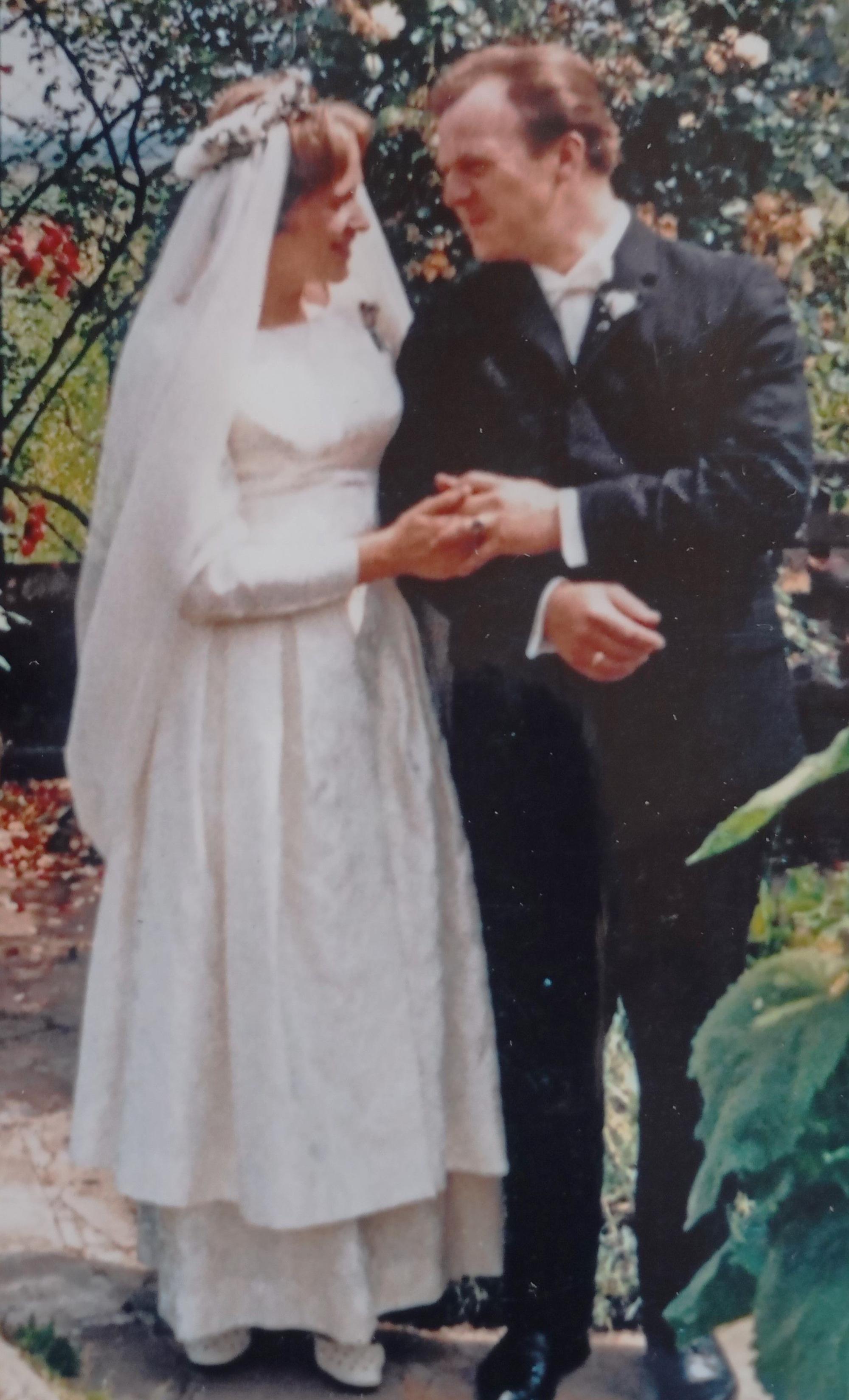 Das Foto zeigt ein Hochzeitspaar.