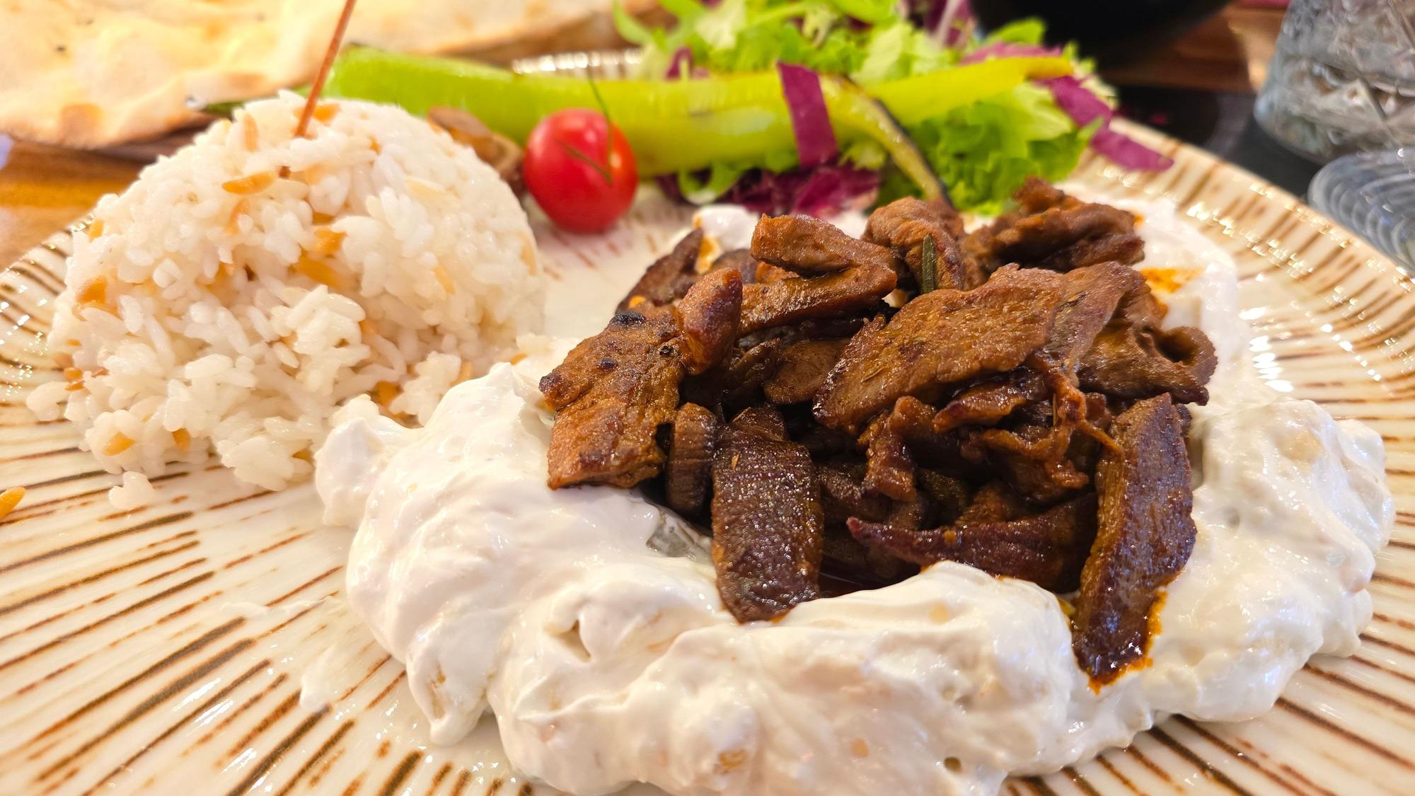 Tellergericht mit Fleischstreifen und Joghurt-Dip