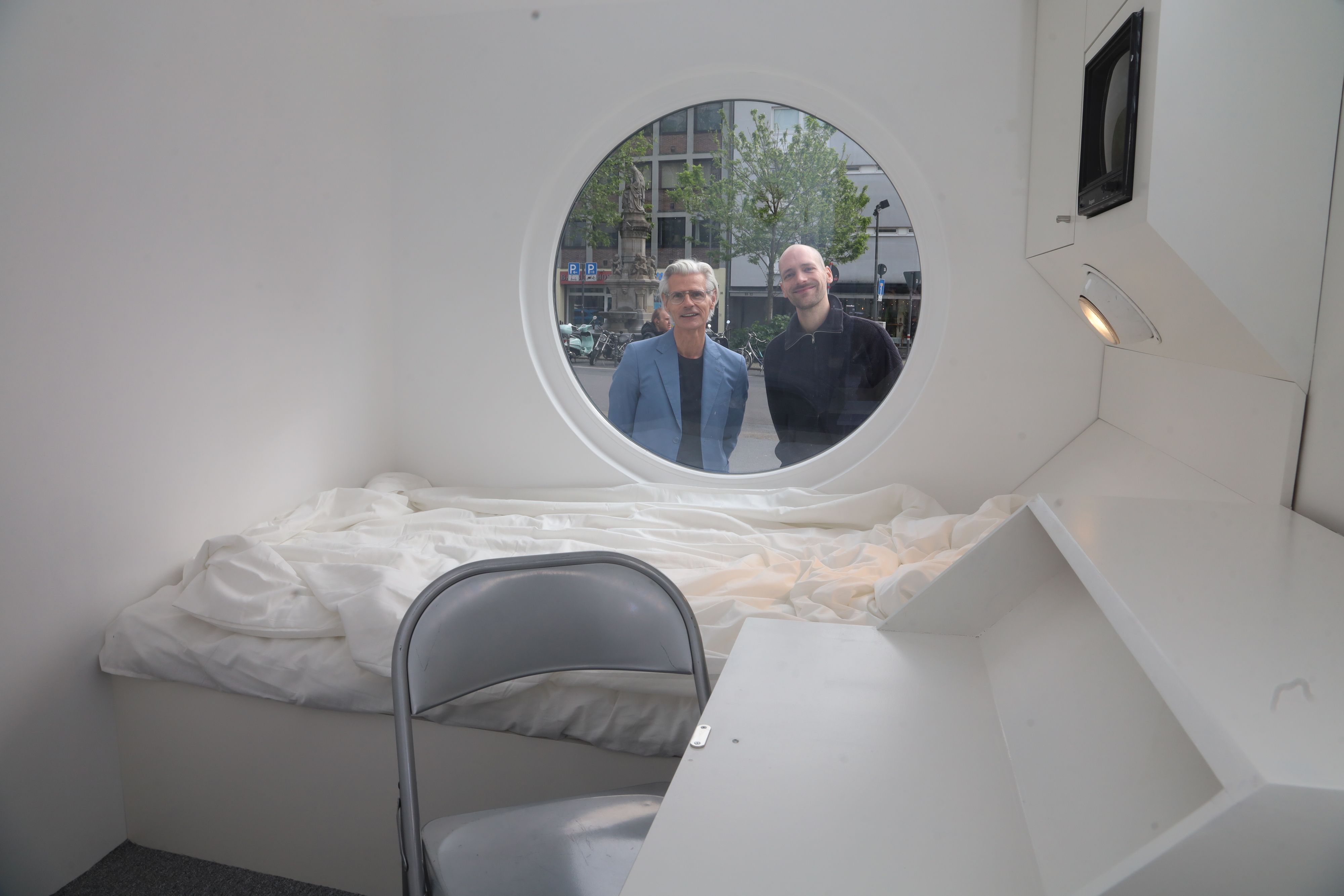Die Ein-Raum-Kapsel, in der sich unter anderem ein Bett und ein kleines Schreibpult befinden, kann dank Rollen den Standort leicht wechseln.