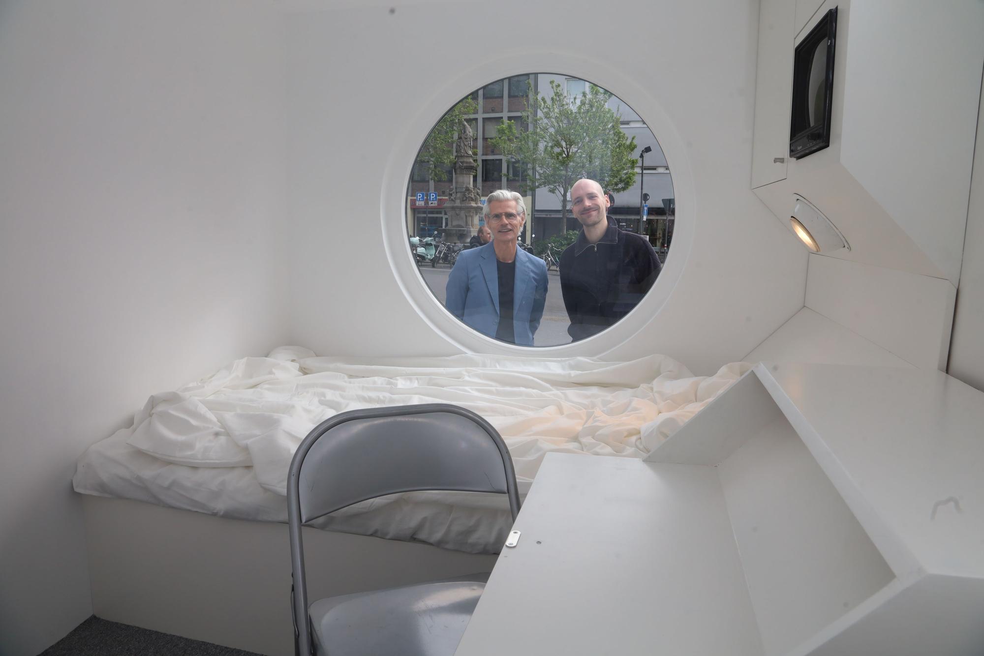 Die Ein-Raum-Kapsel, in der sich unter anderem ein Bett und ein kleines Schreibpult befinden, kann dank Rollen den Standort leicht wechseln.