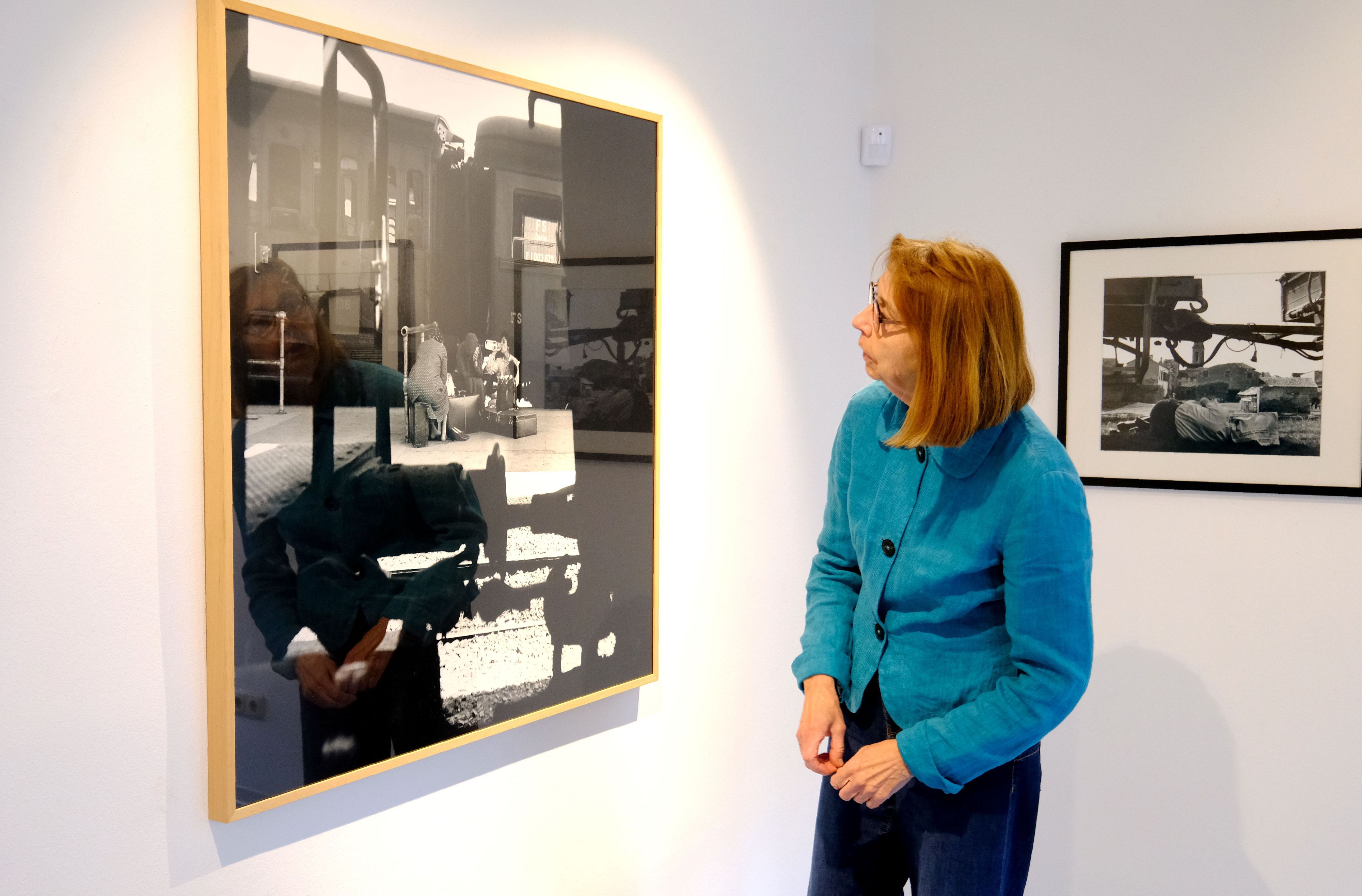 Dr. Nina Mika-Helfmeier vor einer Aufnahme des Fotografen Pietro Donzelli.