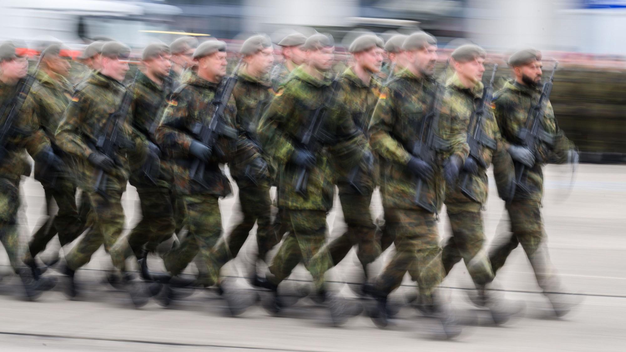 Soldaten marschieren in einer Kaserne. (Symbolbild)