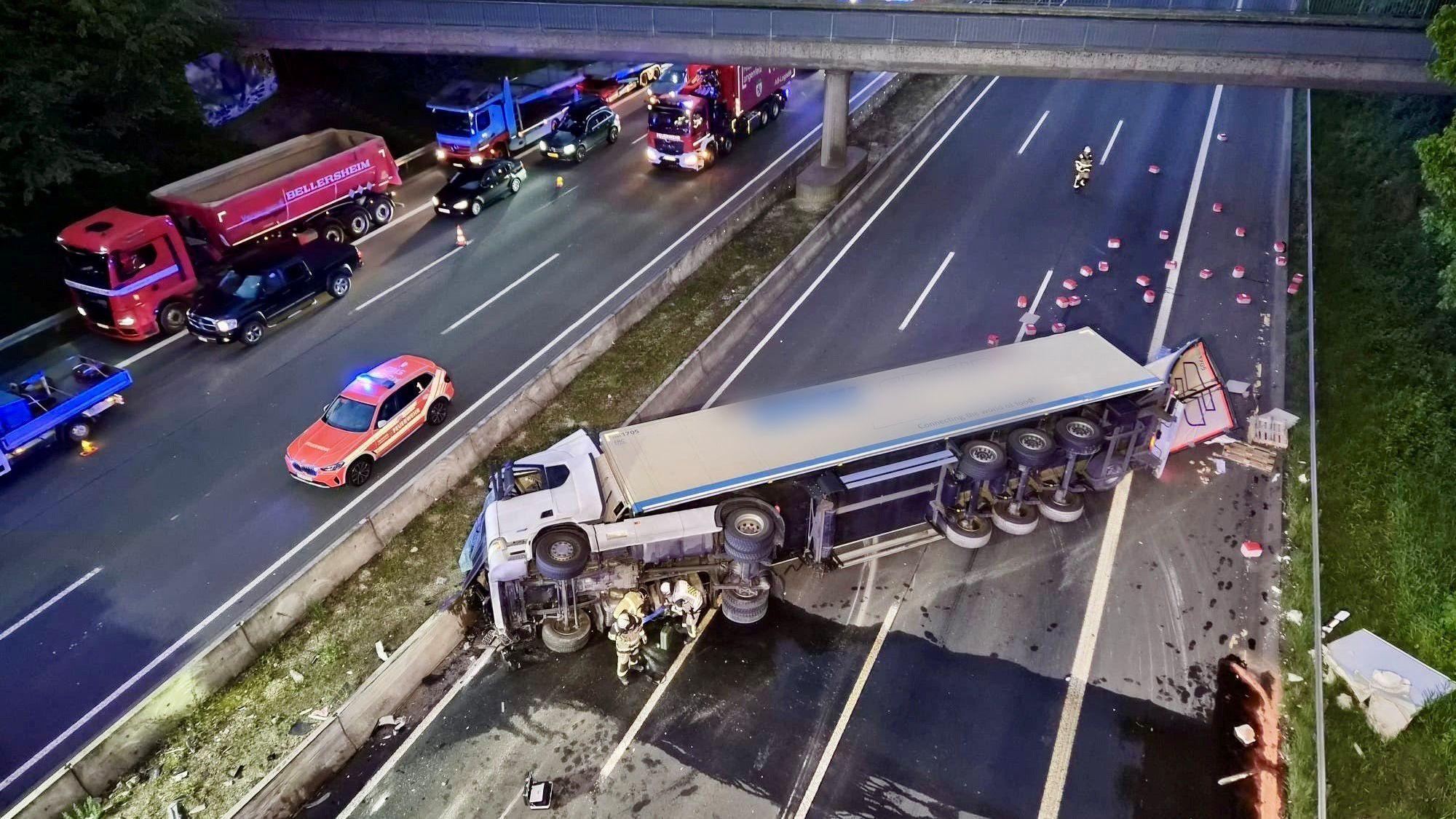 Ein Lastwagen ist auf der A3 in Höhe Solingen auf der Fahrbahn umgekippt, die vielbefahrene Strecke wurde in Fahrtrichtung Köln am Morgen voll gesperrt.