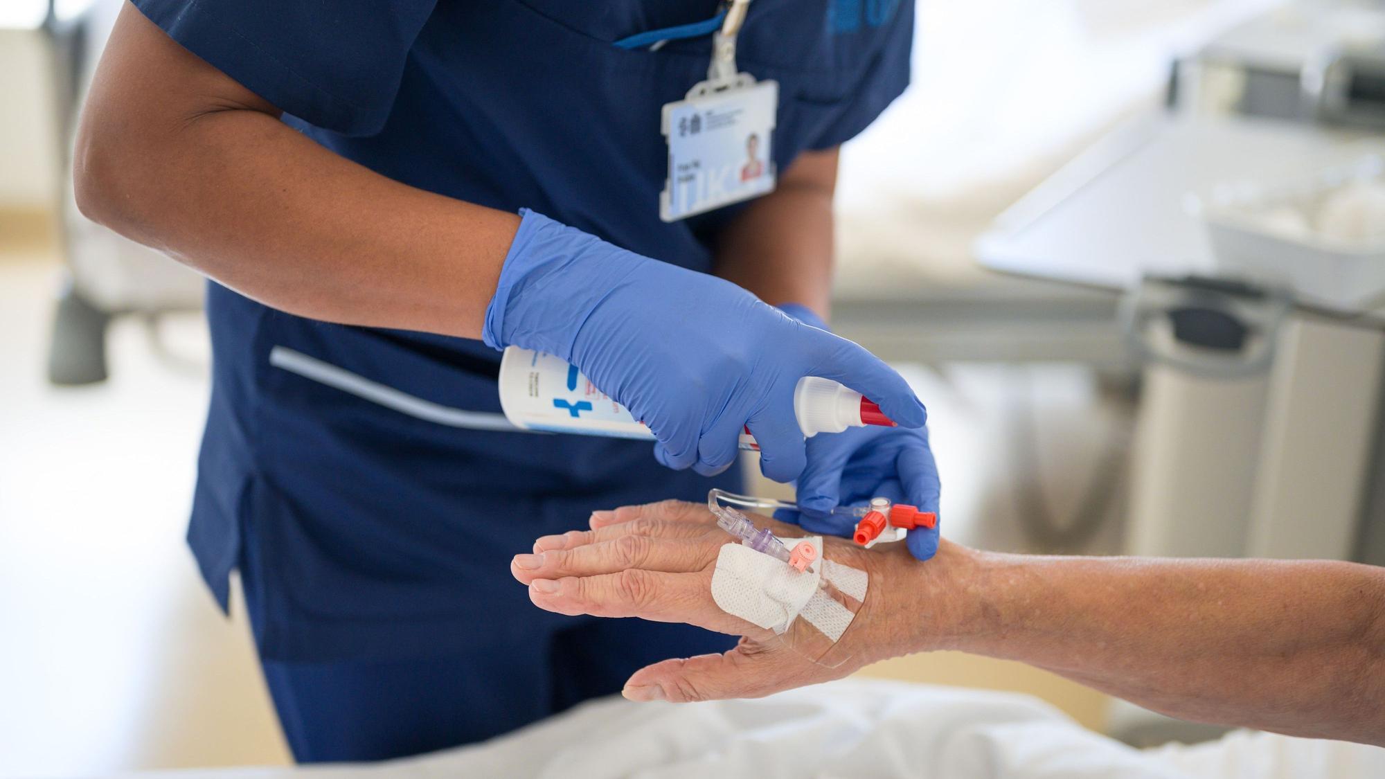 ARCHIV - 09.07.2024, Saarland, Homburg: Eine Pflegekraft legt einer Patientin eine Infusion. (zu dpa: «Ärzte pochen auf Zuwanderung – AfD-Pläne stoßen auf Kritik») Foto: Oliver Dietze/dpa +++ dpa-Bildfunk +++