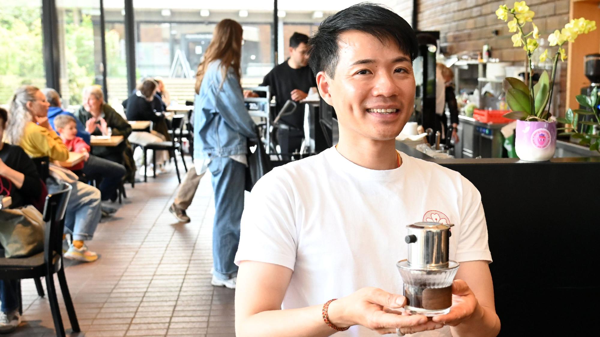 Ngugen Duy Quang serviert im Café Ume unter anderem den vietnamesischen Phin Coffee.