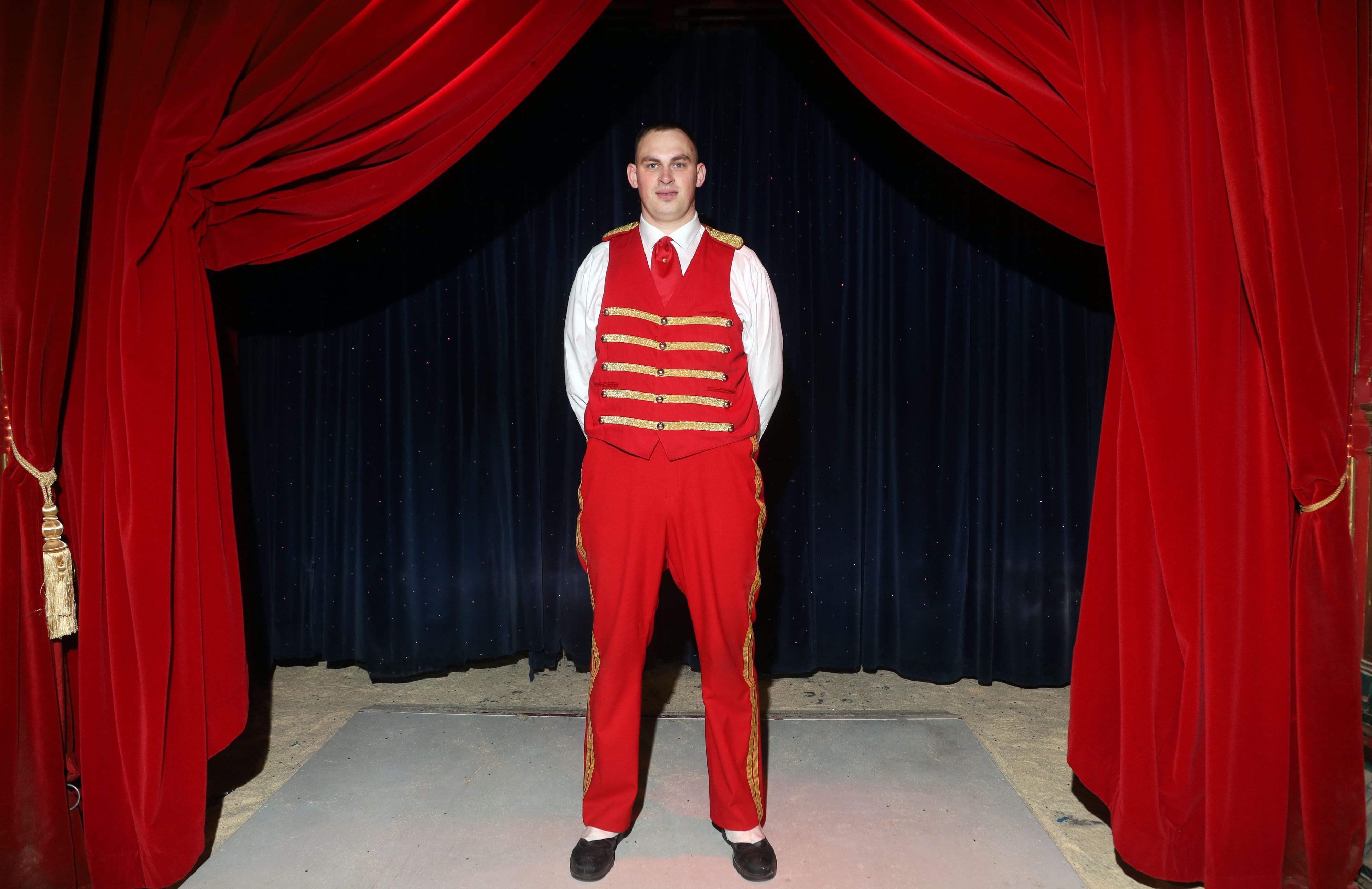 06.05.2026, Köln: Roncalli: Das sind die Menschen hinter den Kulissen, die den Laden am Laufen halten: Tristan Franzen, Requisiteur Foto: Arton Krasniqi