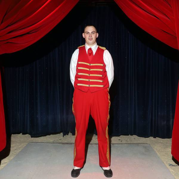 06.05.2026, Köln: Roncalli: Das sind die Menschen hinter den Kulissen, die den Laden am Laufen halten: Tristan Franzen, Requisiteur Foto: Arton Krasniqi
