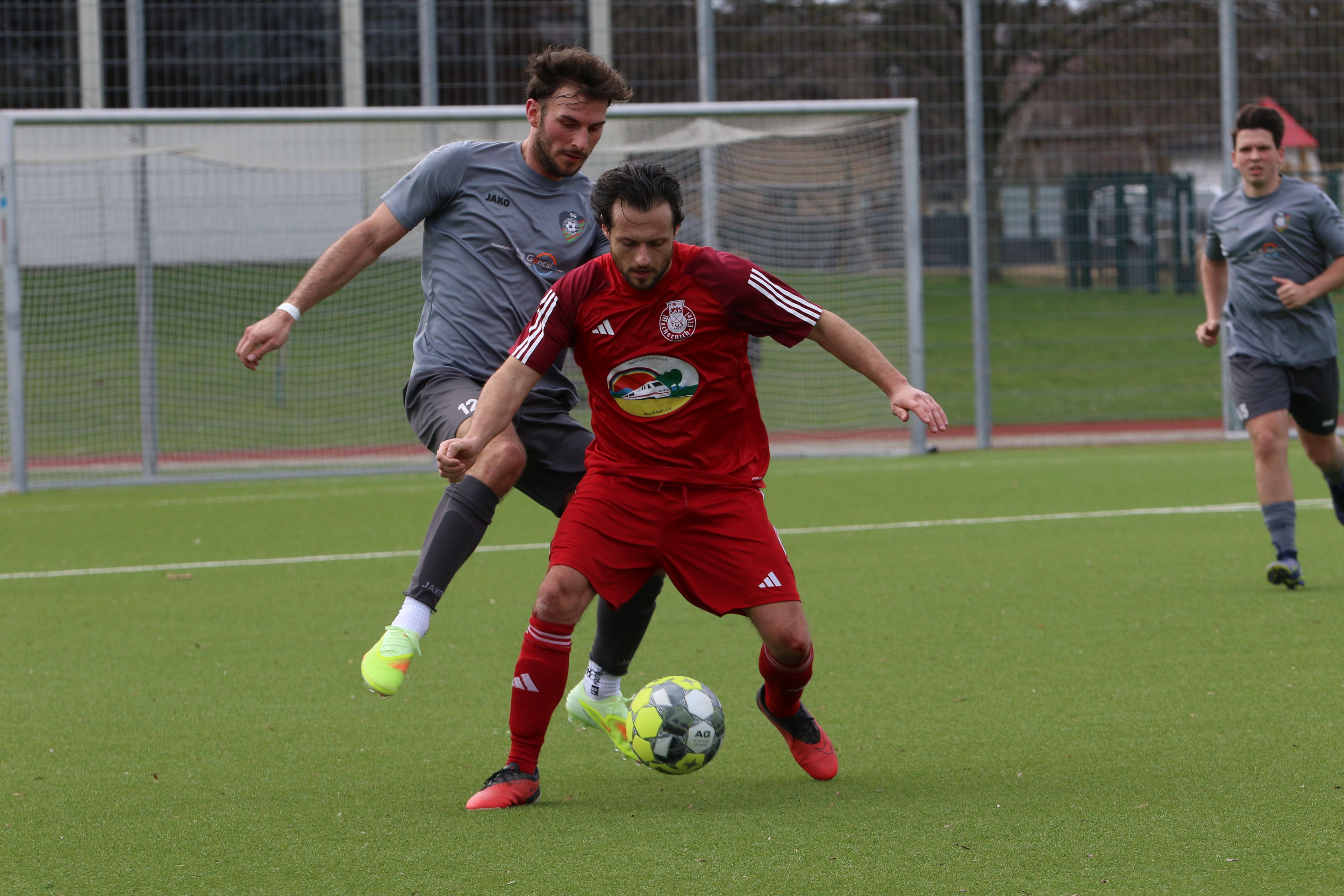 Ein Fußballer von Mechernich deckt den Ball gegen einen Spieler von Flamersheim/Kirchheim ab.
