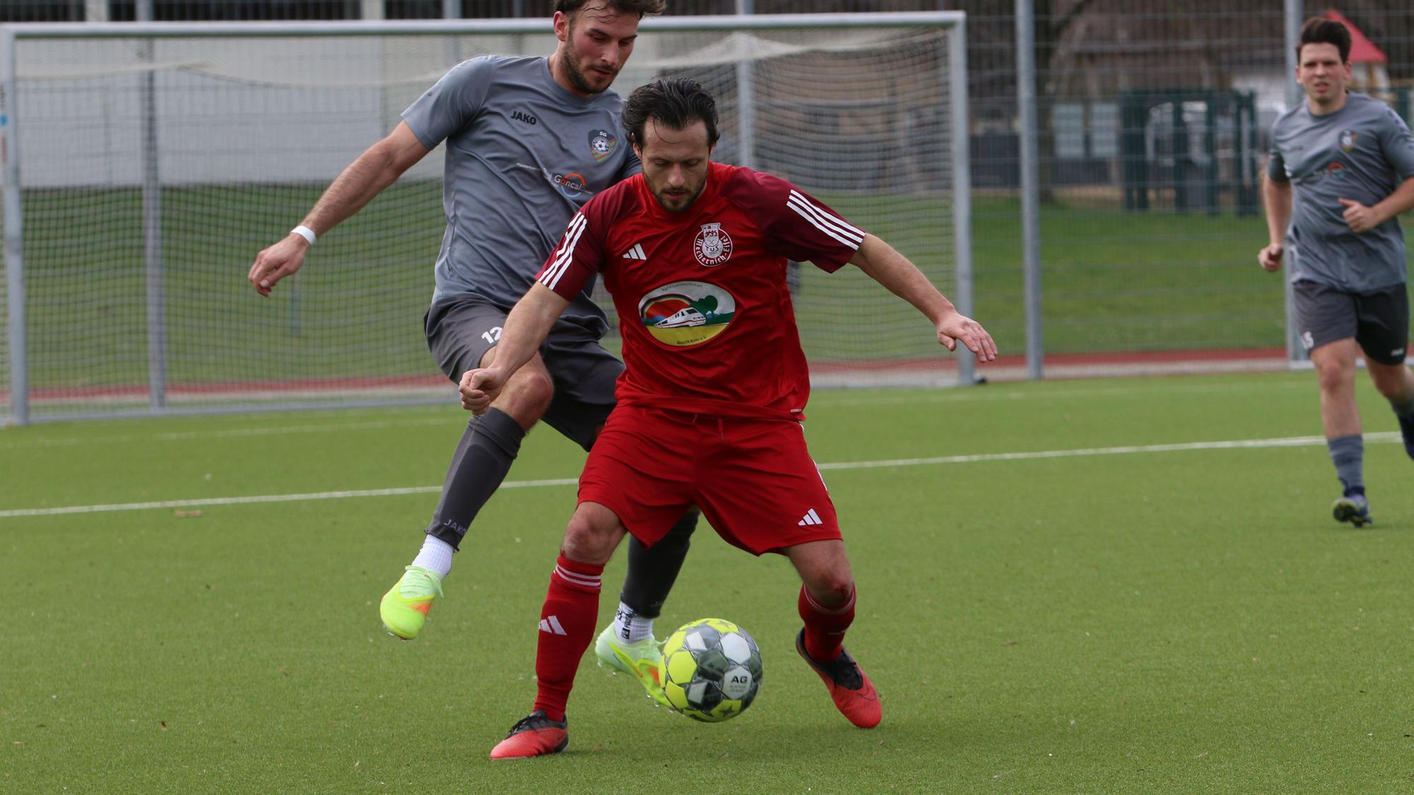 Ein Fußballer von Mechernich deckt den Ball gegen einen Spieler von Flamersheim/Kirchheim ab.