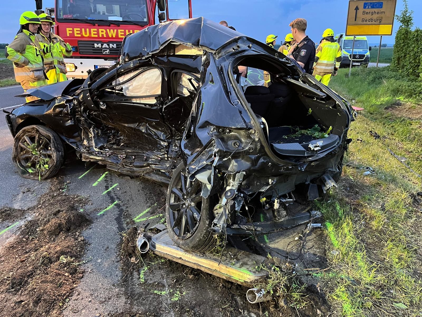 Das Bild zeigt Einsatzkräfte an der Ufnallstelle.