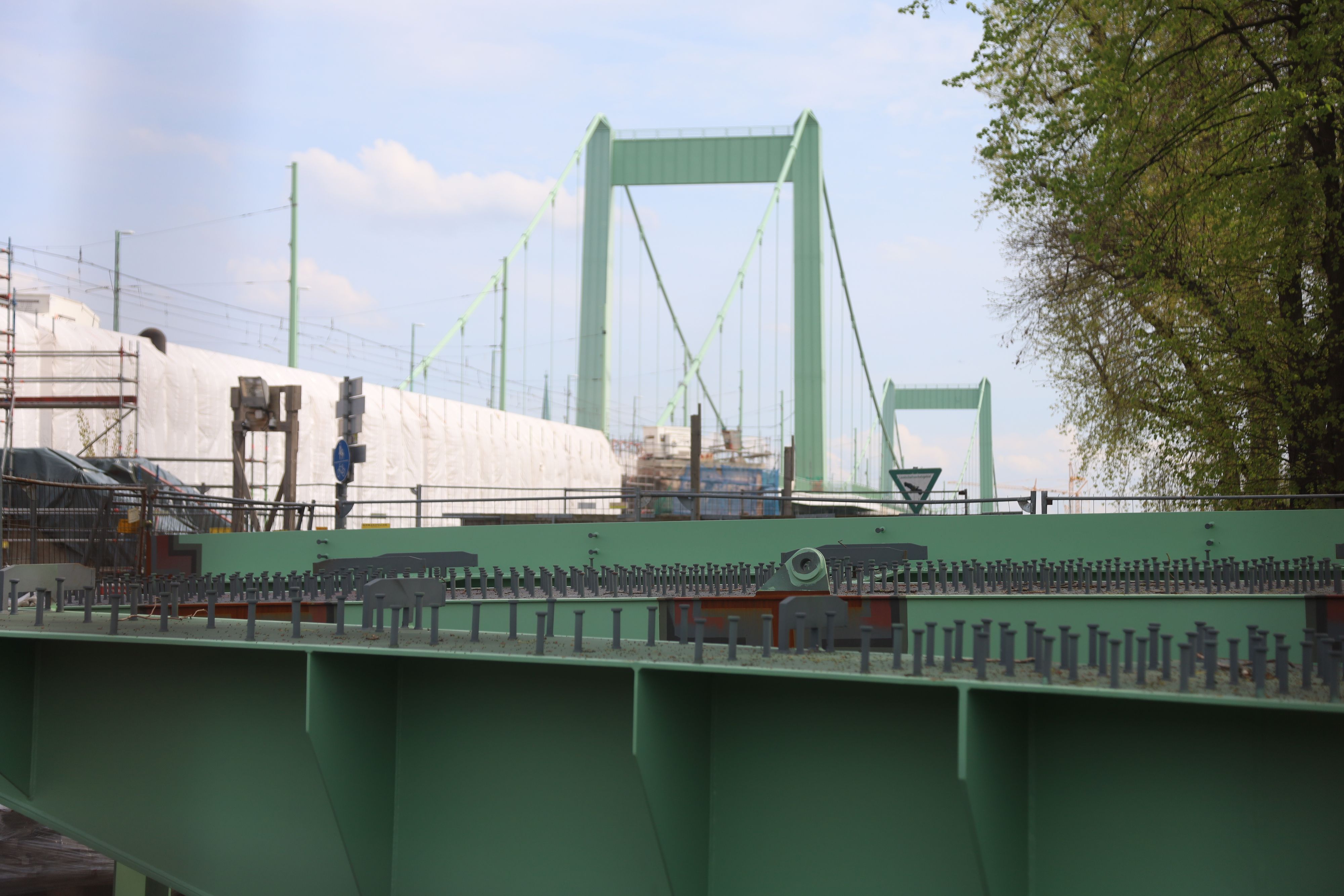 Die Mülheimer Brücke wird seit Jahren saniert.