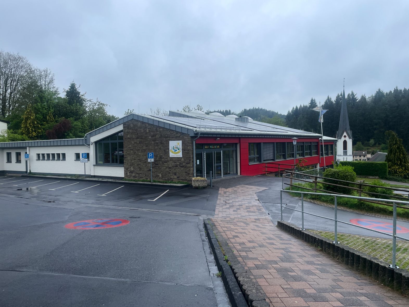 Das Foto zeigt die eingeschossige Grundschule in Hellenthal.