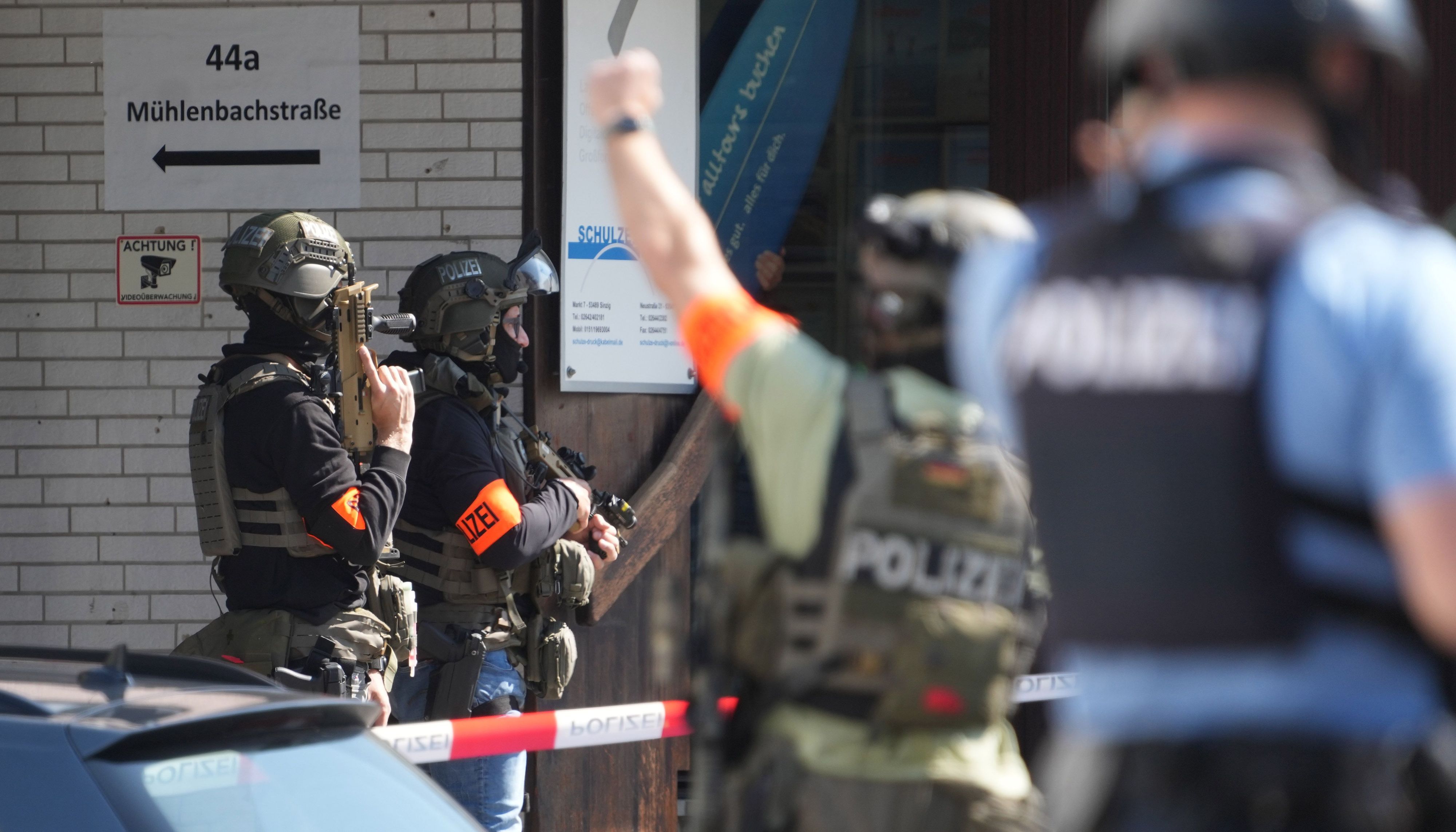 Die Einsatzkräfte sind mit einem Großaufgebot im Kreis Ahrweiler vor Ort.
