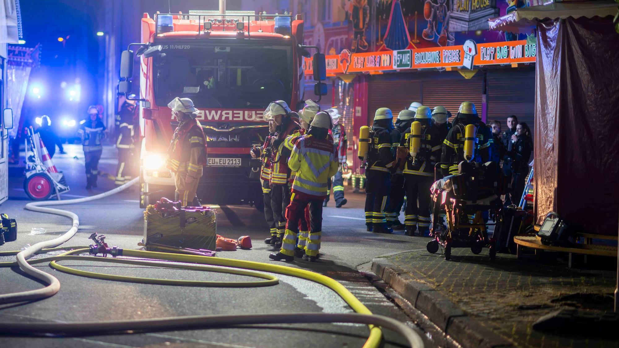 Das Bild zeigt die Feuerwehr am Einsatzort.