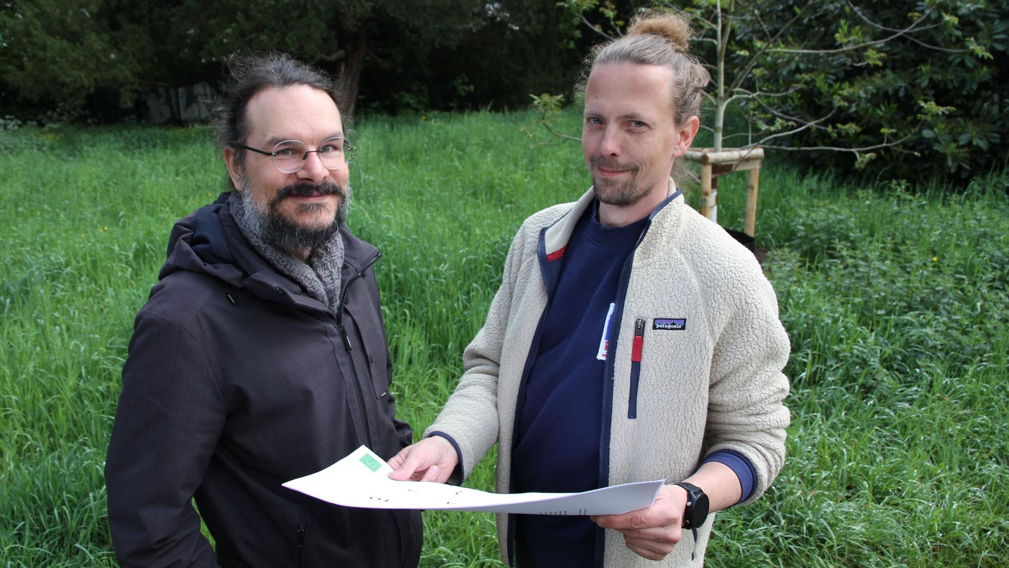 Der alte Friedhof an der Siegburger Johannesstraße wird zu einem Leisepark umgestaltet, Fabian Löbach (links) Leiter des städtischen Planungsamts und Projektleiter Kjell Nickmann