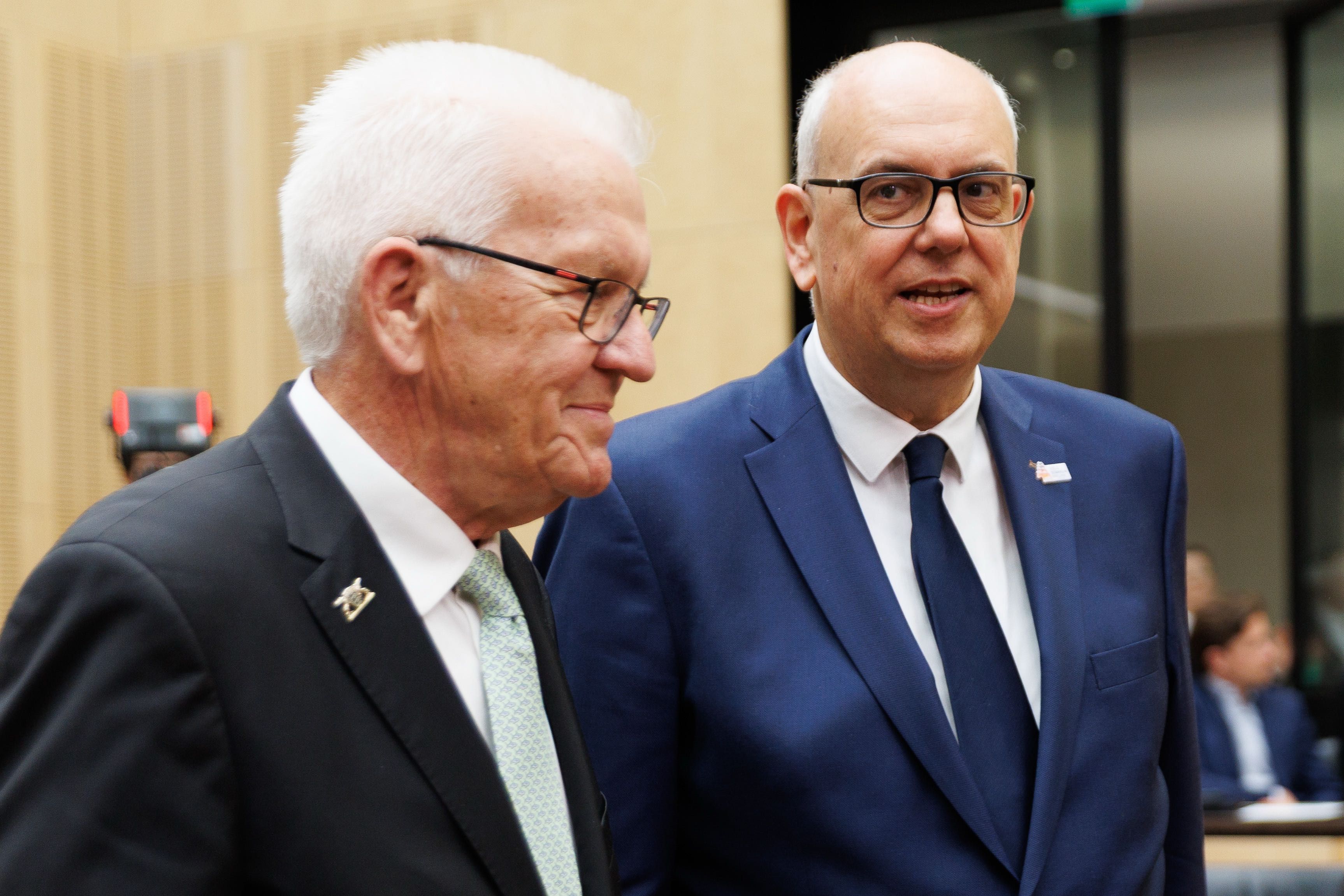 Winfried Kretschmann (Grüne, l.), Ministerpräsident von Baden-Württemberg, und Andreas Bovenschulte (SPD), Bürgermeister von Bremen und Bundesratspräsident.
