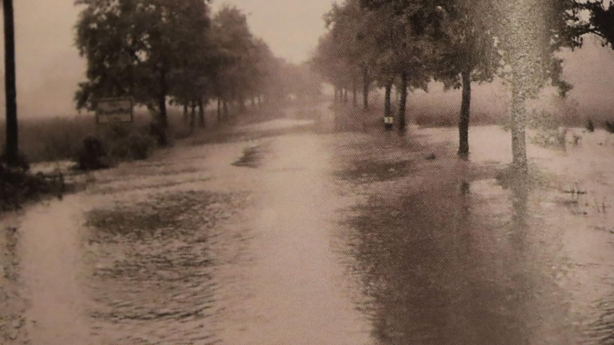 Zu sehen ist ein überfluteter Weg.