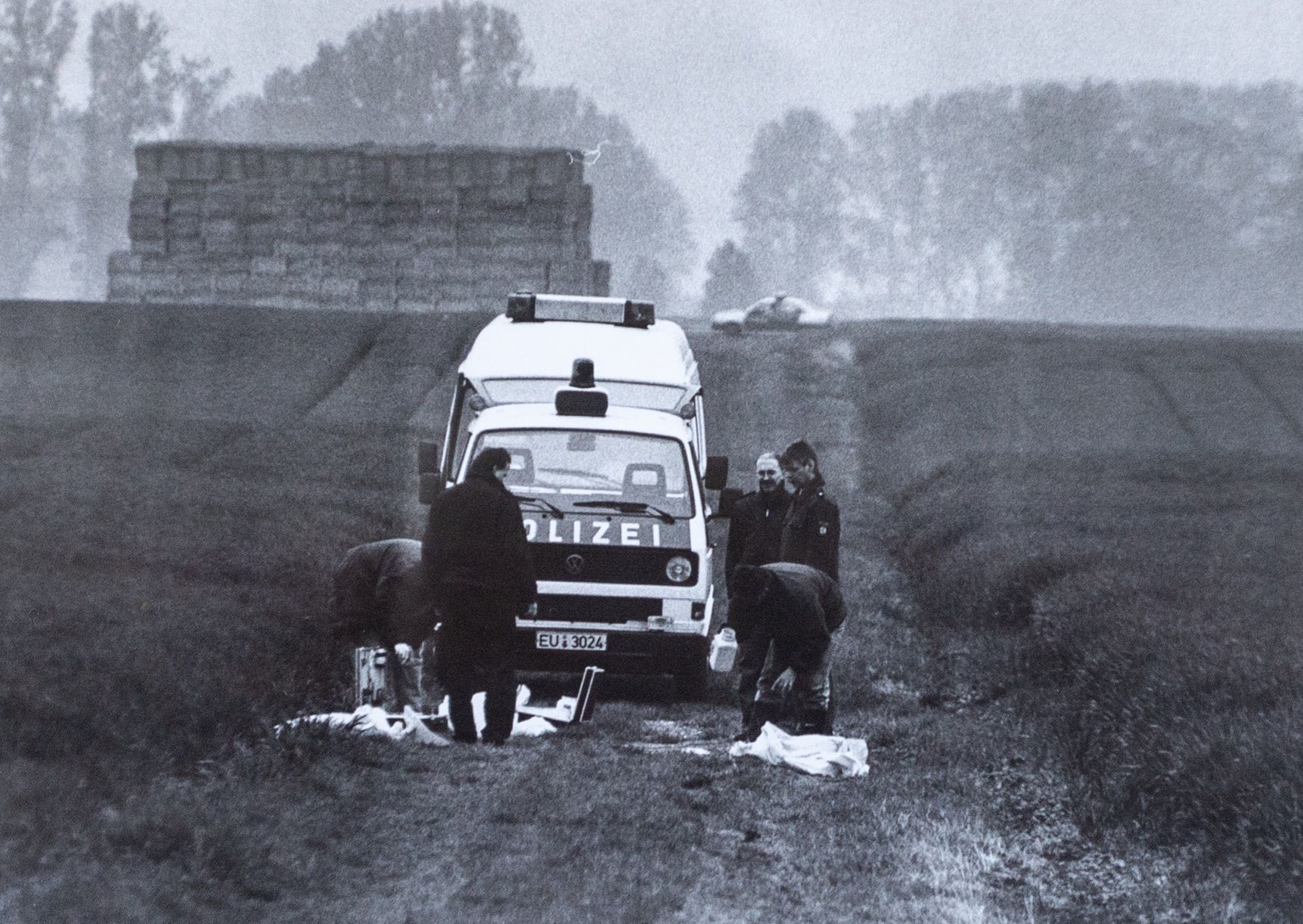 Das Bild zeigt Polizeibeamte auf dem Feldweg bei Oberwichterich.