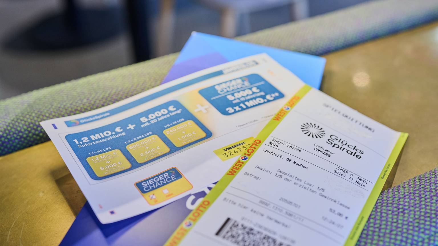 Zum Muttertag einmal Danke sagen: Am 10. Mai (Sonntag) ist beste Gelegenheit, es nicht nur bei Worten zu belassen, sondern ihnen Taten folgen zu lassen – beispielsweise mit Glückstipps von LOTTO 6aus49 oder Eurojackpot, Rubbellosen oder sogar einem Jahreslos der GlücksSpirale.