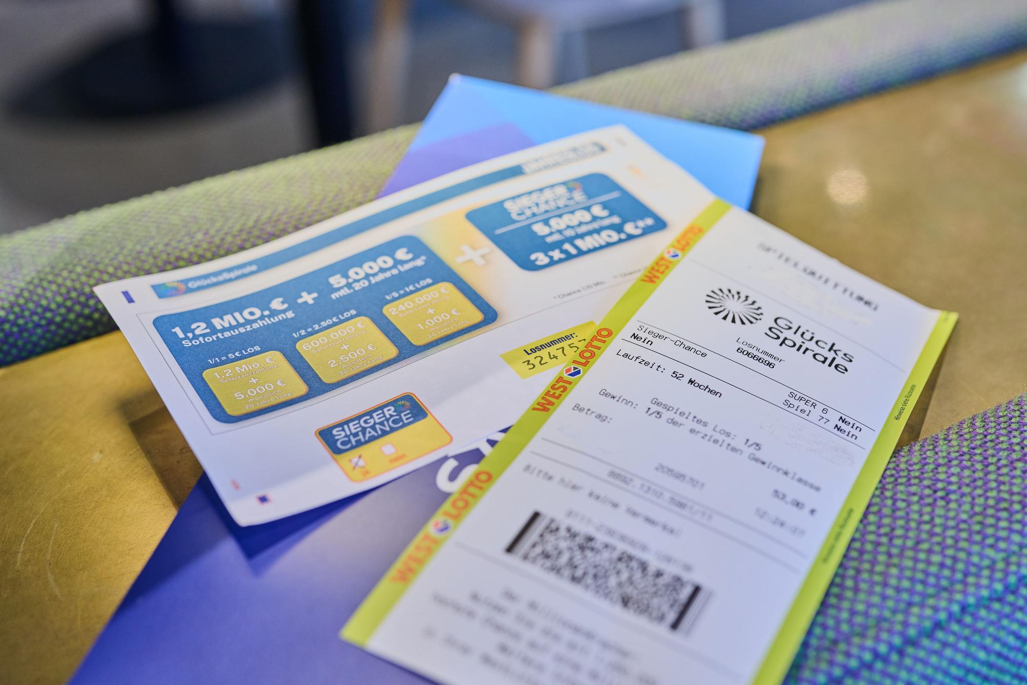 Zum Muttertag einmal Danke sagen: Am 10. Mai (Sonntag) ist beste Gelegenheit, es nicht nur bei Worten zu belassen, sondern ihnen Taten folgen zu lassen – beispielsweise mit Glückstipps von LOTTO 6aus49 oder Eurojackpot, Rubbellosen oder sogar einem Jahreslos der GlücksSpirale.