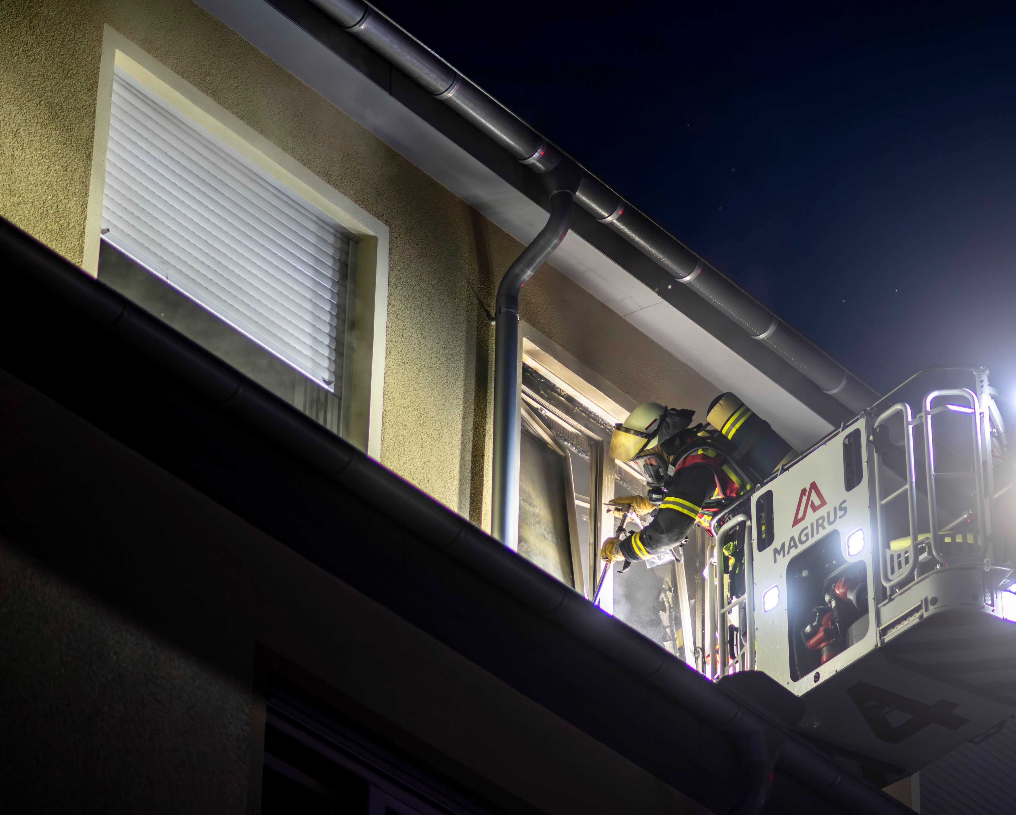 Das Bild zeigt einen Feuerwehrmann während der Löscharbeiten.