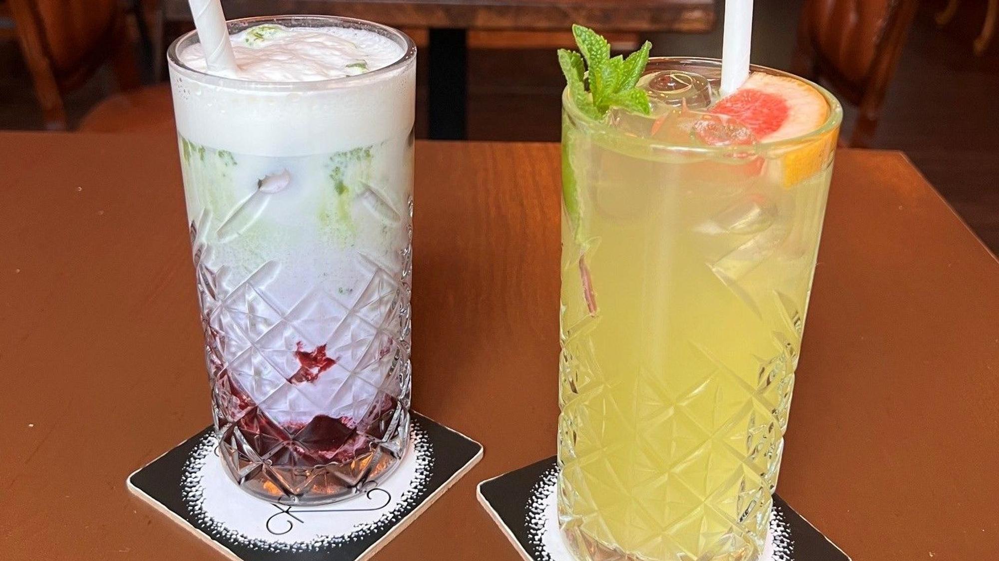 Matcha-Blaubeer-Drink und hausgemachte Limonade