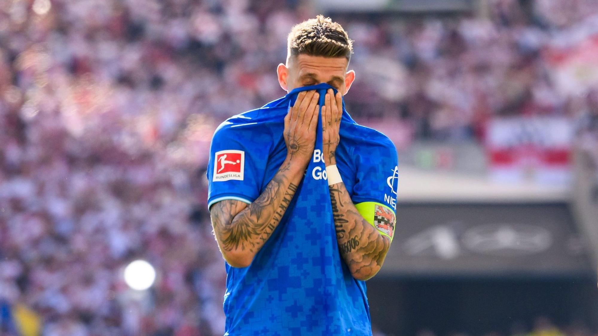 09.05.2026, Baden-Württemberg, Stuttgart: Fußball, Männer, Bundesliga, VfB Stuttgart - Bayer 04 Leverkusen, 33. Spieltag, MHPArena. Robert Andrich (Bayer Leverkusen) reagiert nach dem Spiel unzufrieden neben Leverkusens Ezequiel Fernandez. Das Spiel endete 3:1. Foto: Tom Weller/dpa - WICHTIGER HINWEIS: Gemäß den Vorgaben der DFL Deutsche Fußball Liga bzw. des DFB Deutscher Fußball-Bund ist es untersagt, in dem Stadion und/oder vom Spiel angefertigte Fotoaufnahmen in Form von Sequenzbildern und/oder videoähnlichen Fotostrecken zu verwerten bzw. verwerten zu lassen. +++ dpa-Bildfunk +++