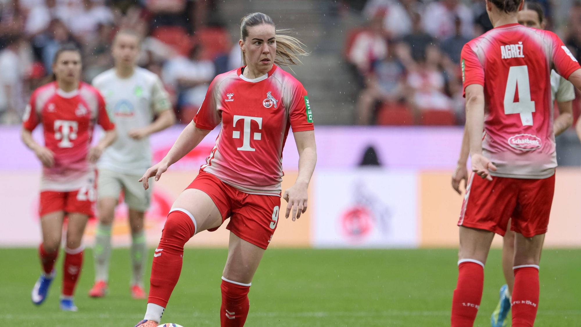 Adriana Achcinska 1. FC Köln, 9 am Ball, Einzelbild, Ganzkörper, Aktion, Action, Spielszene, DIE DFB-RICHTLINIEN UNTERSAGEN JEGLICHE NUTZUNG VON FOTOS ALS SEQUENZBILDER UND/ODER VIDEOÄHNLICHE FOTOSTRECKEN. DFB REGULATIONS PROHIBIT ANY USE OF PHOTOGRAPHS AS IMAGE SEQUENCES AND/OR QUASI-VIDEO., 02.05.2026, Köln Deutschland, Fussball, Google Pixel Frauen-Bundesliga, 1. FC Köln - SV Werder Bremen *** Adriana Achcinska 1 FC Köln, 9 on the ball, single image, full body, action, action, match scene, THE DFB GUIDELINES PROHIBIT ANY USE OF PHOTOGRAPHS AS IMAGE SEQUENCES AND OR QUASI VIDEO DFB REGULATIONS PROHIBIT ANY USE OF PHOTOGRAPHS AS IMAGE SEQUENCES AND OR QUASI VIDEO , 02 05 2026, Cologne Germany , Soccer, Google Pixel Womens Bundesliga, 1 FC Köln SV Werder Bremen xobx