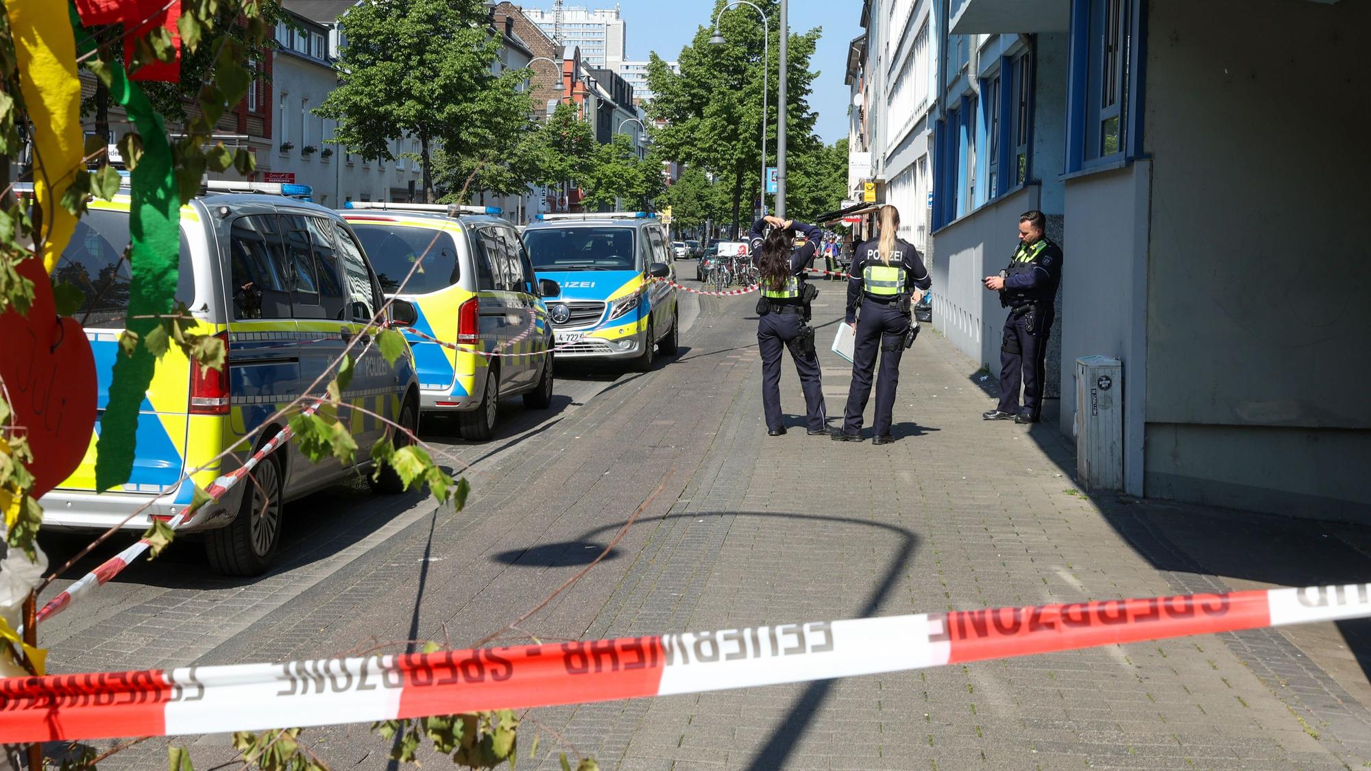 Die Polizei am Einsatzort in Köln-Ehrenfeld.