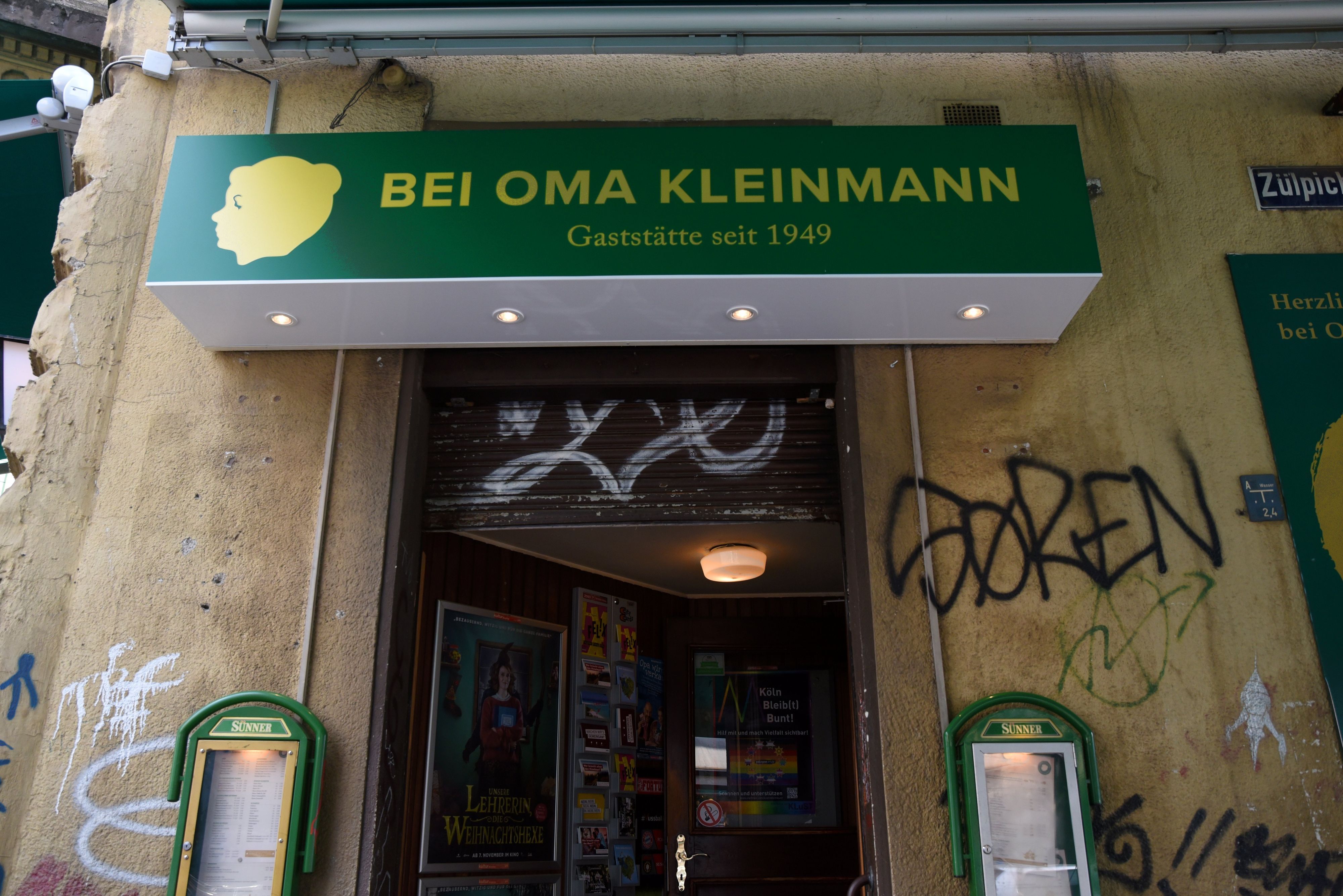 Blick auf den Eingang zum Kult-Lokal „Bei Oma Kleinmann“ in Köln.
