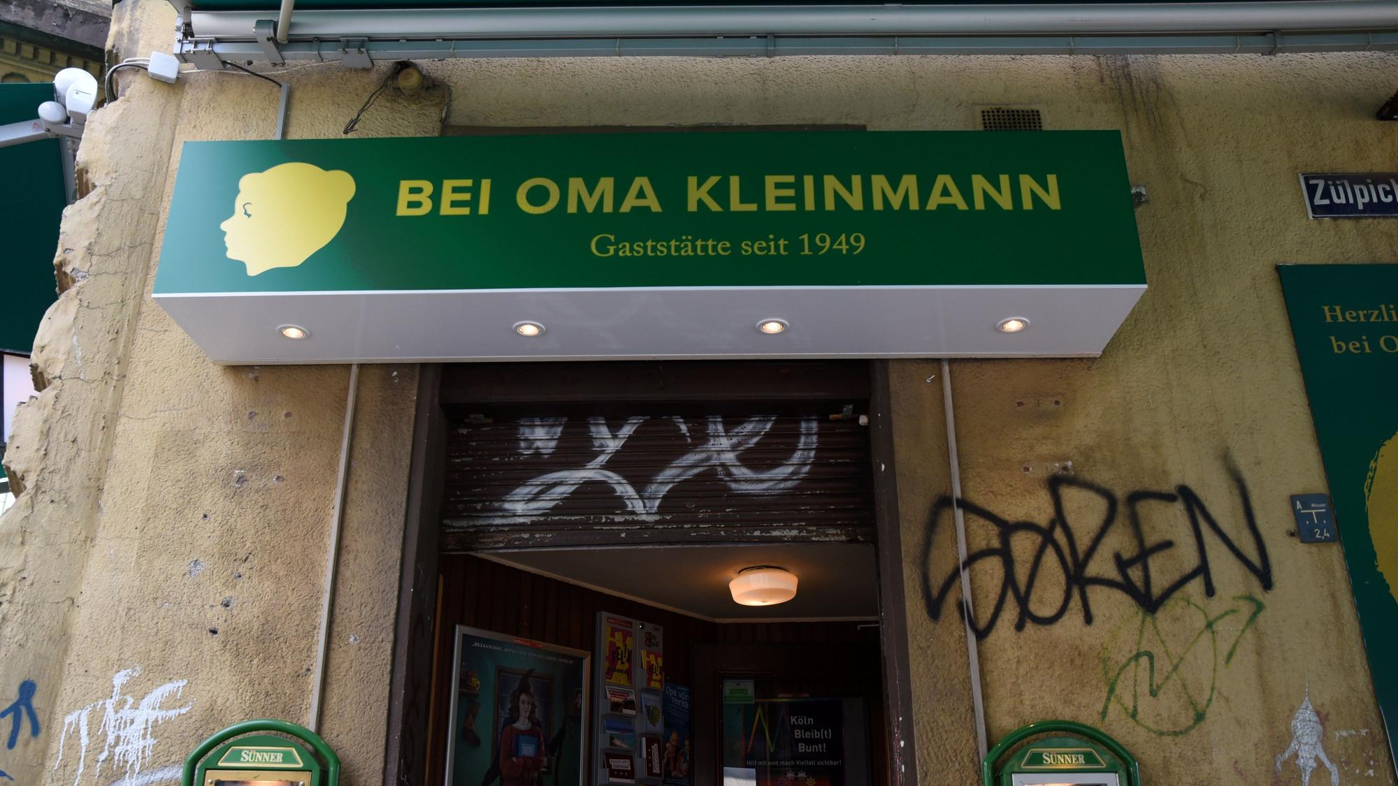 Blick auf den Eingang zum Kult-Lokal „Bei Oma Kleinmann“ in Köln.