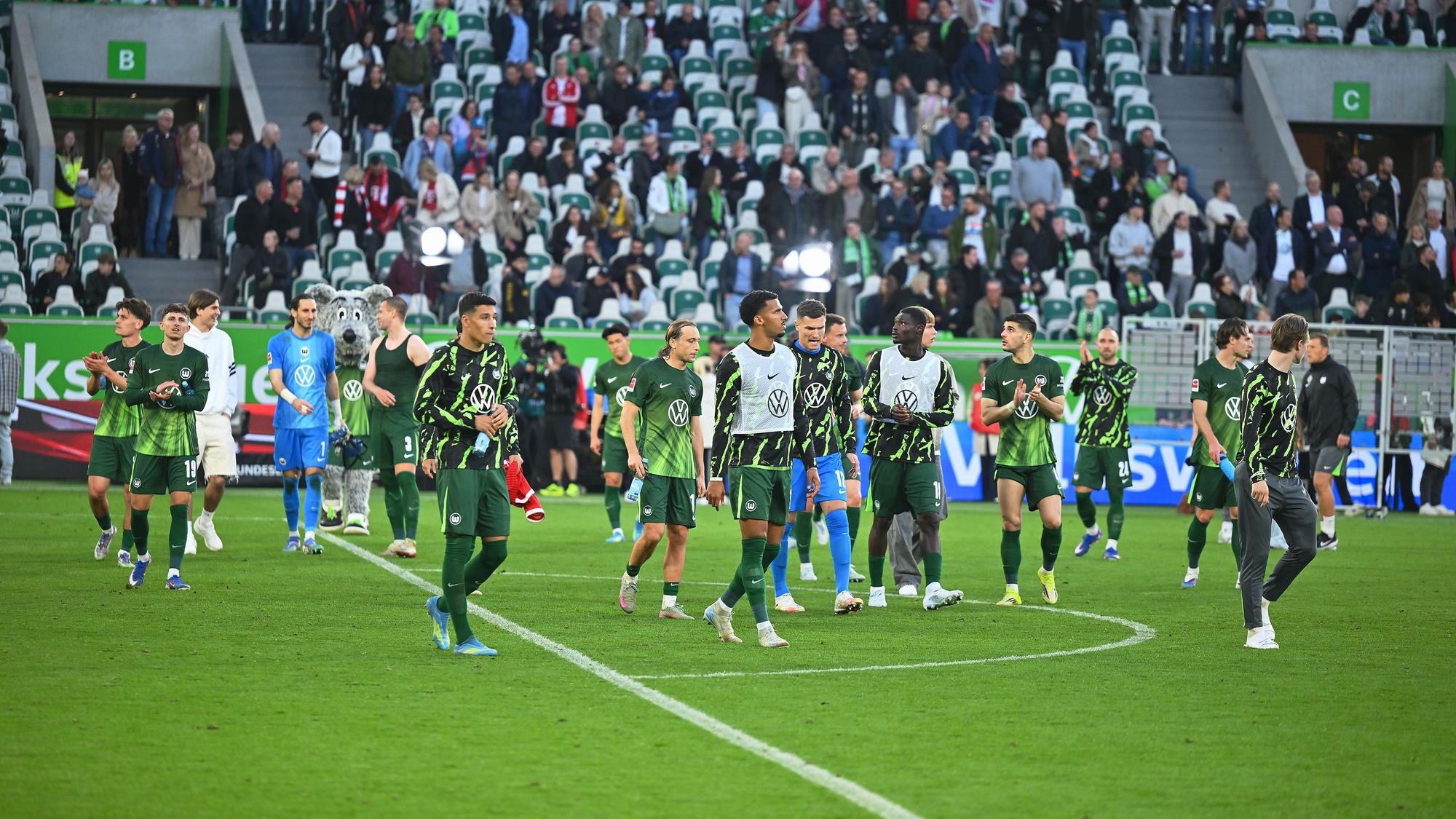 Die Spieler des VfL Wolfsburg bedanken sich bei ihren Fans.