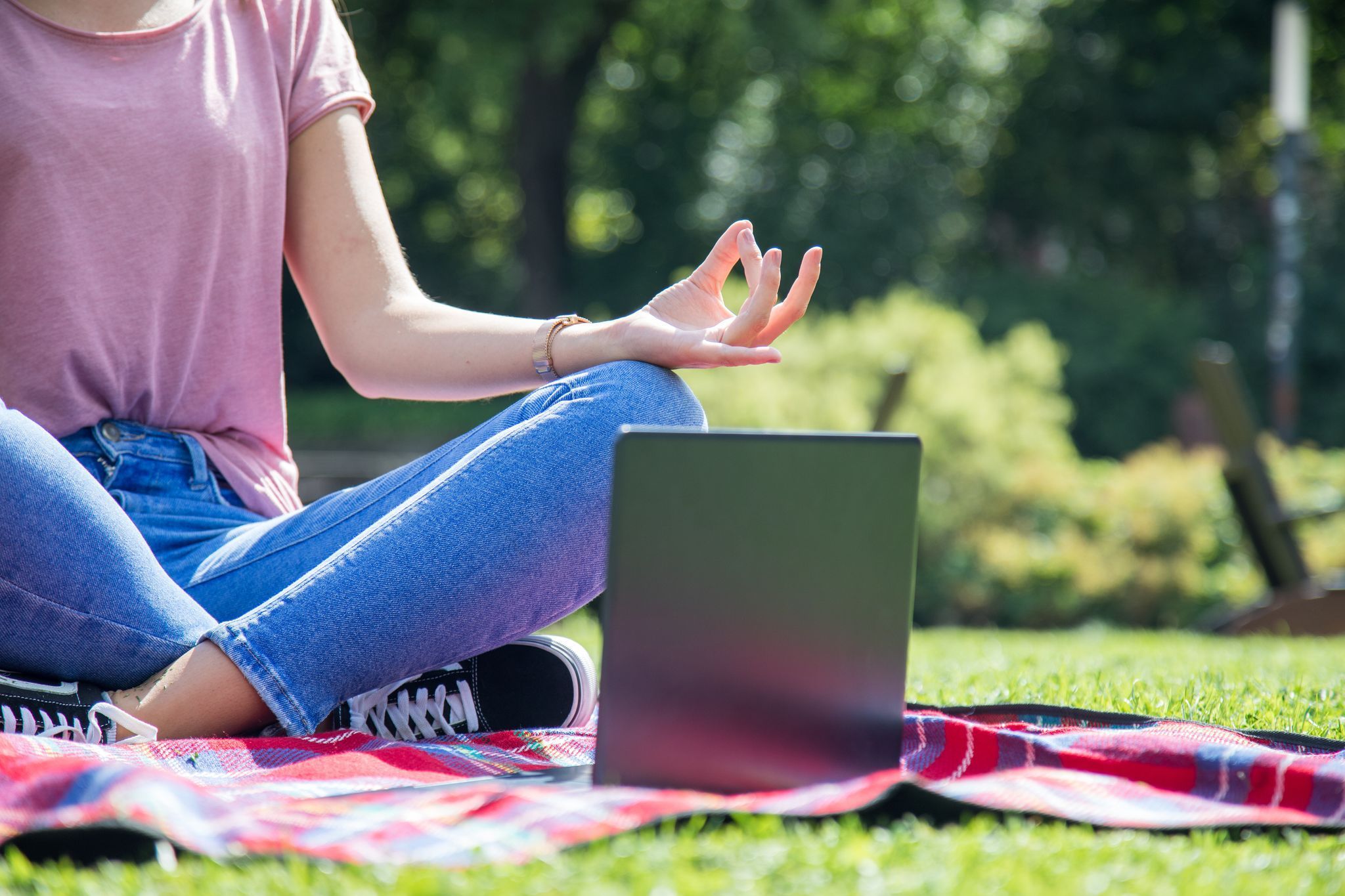 Junge Frau mit Laptop im Park