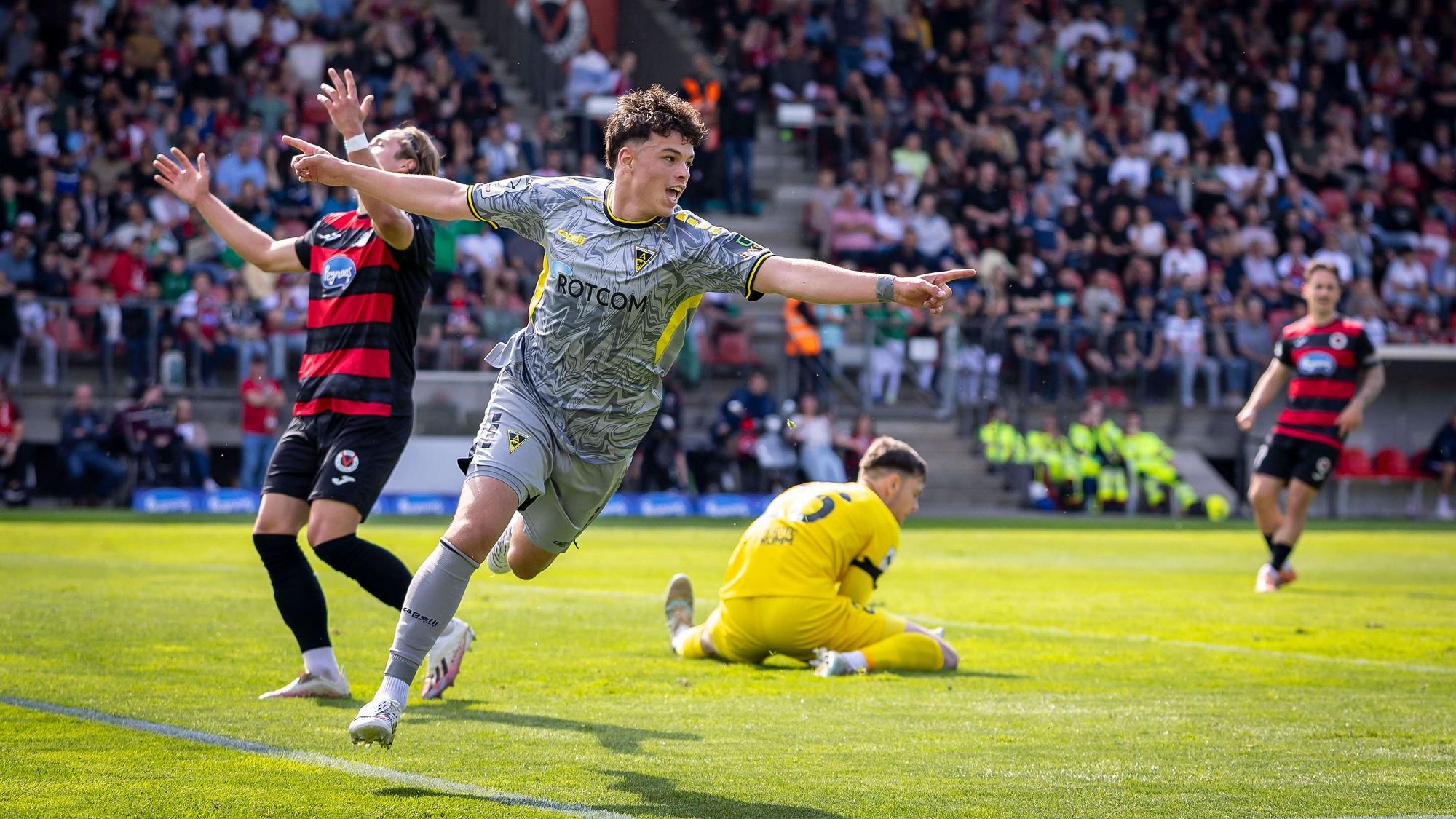 German 3rd Division, Viktoria Koeln vs. Alemannia Aachen, 10.05.2026 KOELN, GERMANY - MAY 10, 2026: Faton Ademi Alemannia Aachen, 36 celebrates scoring his team s first goal with teammates during the 3rd division match on gameday 37 between Viktoria Koeln vs. Alemannia Aachen at the Sportpark Hoehenberg on May 10, 2026 in Koeln, Germany. DFL REGULATIONS PROHIBIT ANY USE OF PHOTOGRAPHS AS IMAGE SEQUENCES AND/OR QUASI-VIDEO. *** German 3rd Division, Viktoria Koeln vs Alemannia Aachen, 10 05 2026 KOELN, GERMANY MAY 10, 2026 Faton Ademi Alemannia Aachen, 36 celebrates scoring his team s first goal with teammates during the 3rd division match on gameday 37 between Viktoria Koeln vs Alemannia Aachen at the Sportpark Hoehenberg on May 10, 2026 in Koeln, Germany DFL REGULATIONS PROHIBIT ANY USE OF PHOTOGRAPHS AS IMAGE SEQUENCES AND OR QUASI VIDEO Copyright: xBEAUTIFULxSPORTS/LeahxKohringx