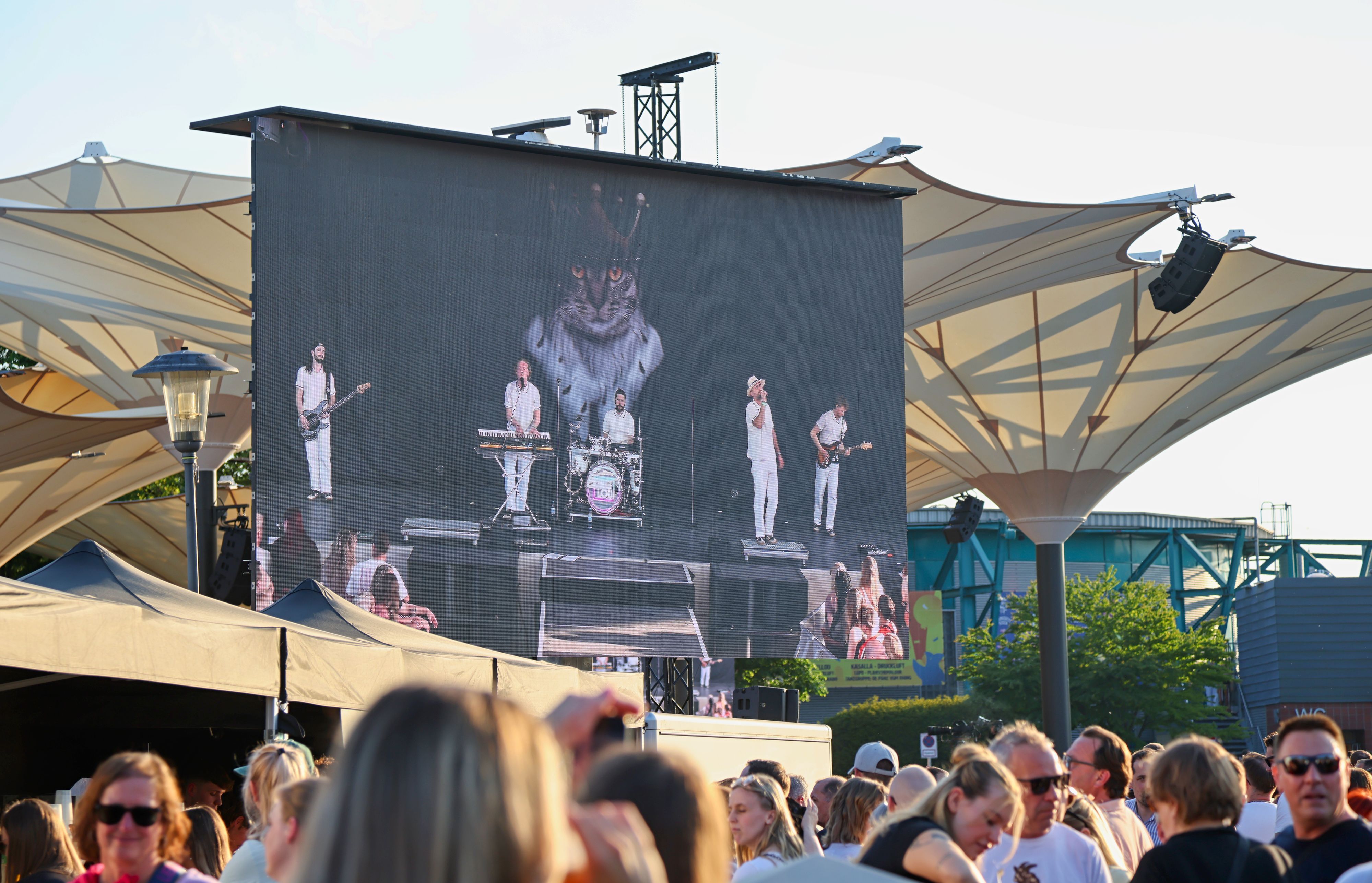 Leinwand im Tanzbrunnen beim Konzert.