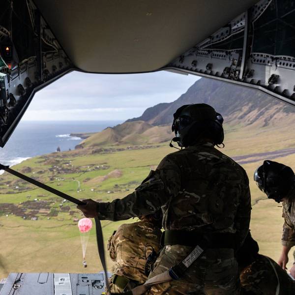 Auf einem vom britischen Verteidigungsministerium (MOD) veröffentlichten Foto, das am 9. Mai 2026 aufgenommen wurde, werfen Angehörige der RAF medizinische Hilfsgüter auf die Atlantikinsel Tristan da Cunha ab.
