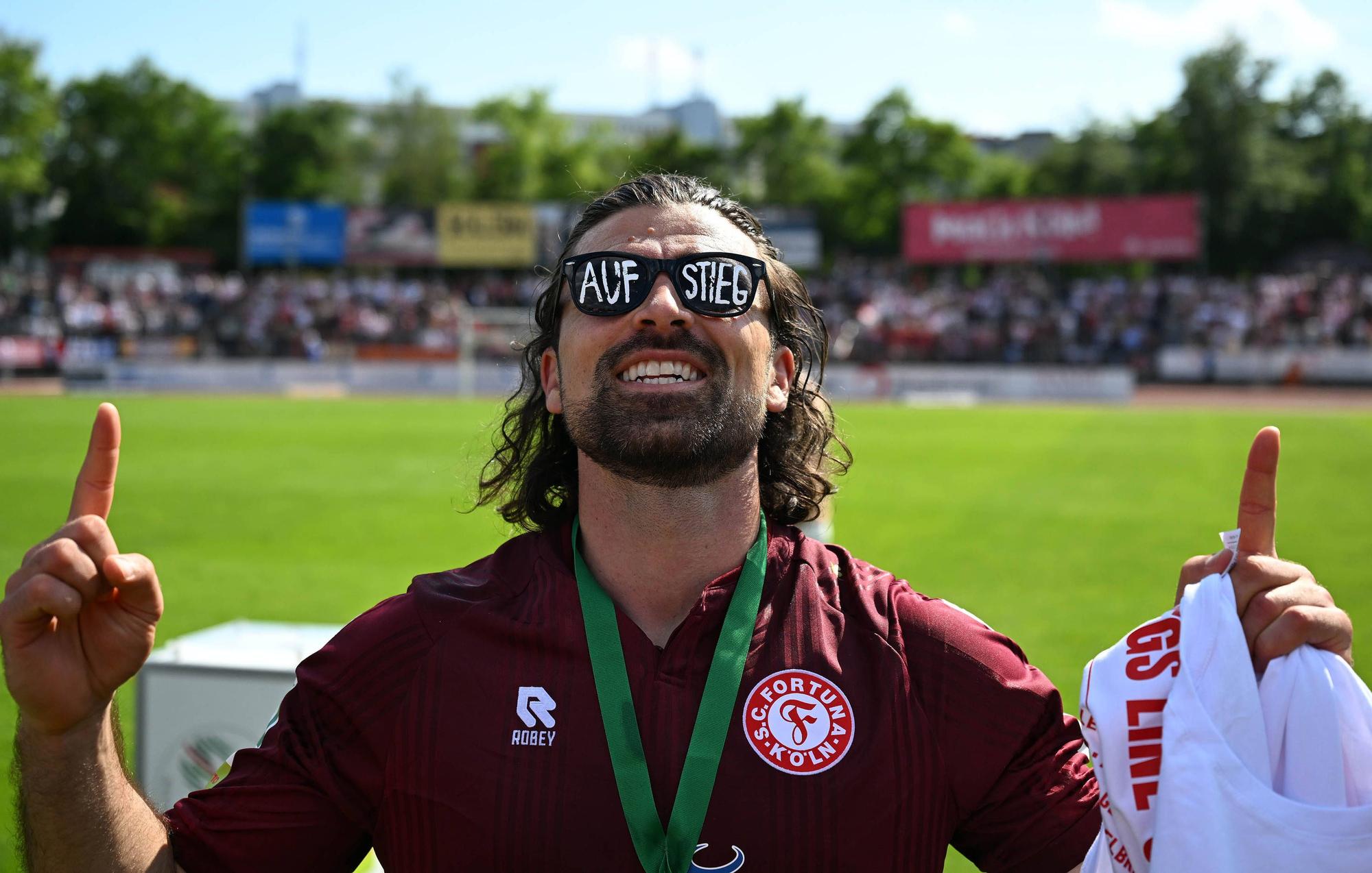 09.05.2026, xophax, Fussball Regionalliga West. SC Fortuna Köln gegen Sportfreunde Siegen. Meister der Regionalliga West . Fortuna Köln ist aufgestiegen . Feier im Südstadion nach dem Schlusspfiff. Siegerehrung mit Meisterpokal. David Haider Al Ghaddioui beide Fortuna Köln mit Aufstiegsbrille Koeln *** 09 05 2026, xophax, Soccer Regionalliga West SC Fortuna Köln vs Sportfreunde Siegen Champion of the Regionalliga West Fortuna Köln is promoted Celebration in the Südstadion after the final whistle Award ceremony with championship trophy David Haider Al Ghaddioui both Fortuna Köln with promotion glasses Koeln